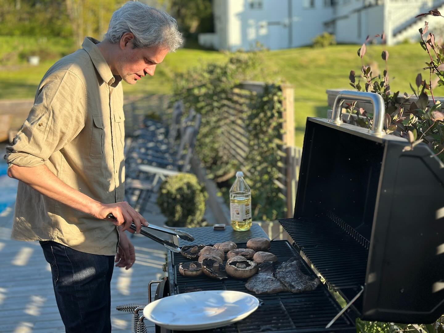 Skärgården bjöd på sol. Vi löste lite AI-frågor, brände några korvar. Klassisk grillning. Klassisk konferens ✨🥳