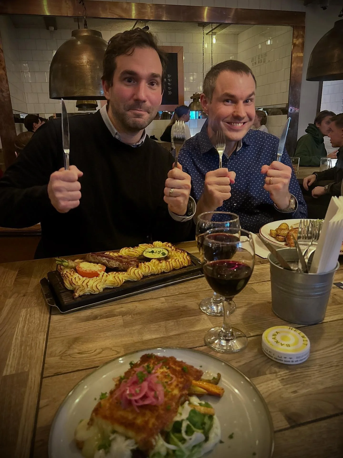 Kul kv&auml;ll d&auml;r SCG levererade i att hugga in p&aring; k&auml;ket s&aring;v&auml;l som p&aring; m&aring;ltavlorna 🍖🍻🪓🙌