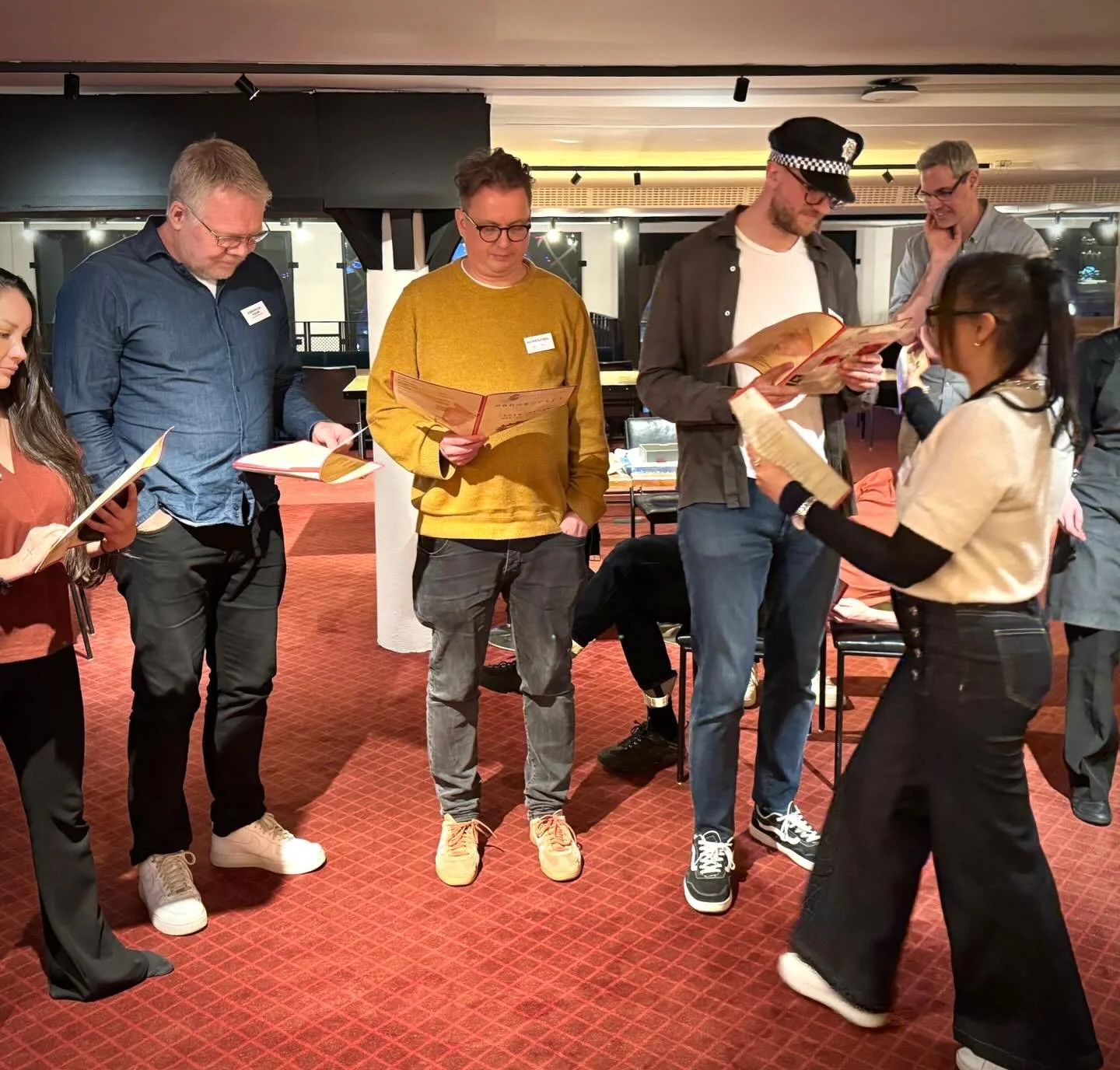 🎭En galen kv&auml;ll med en massa drama. Vi har en massa dolda sk&aring;despelartalanger &hellip; tydligen 🎬 Grattis till Elena som kom undan med mord och till Oskar som vann kv&auml;llens sk&aring;despelare🏆 🕴