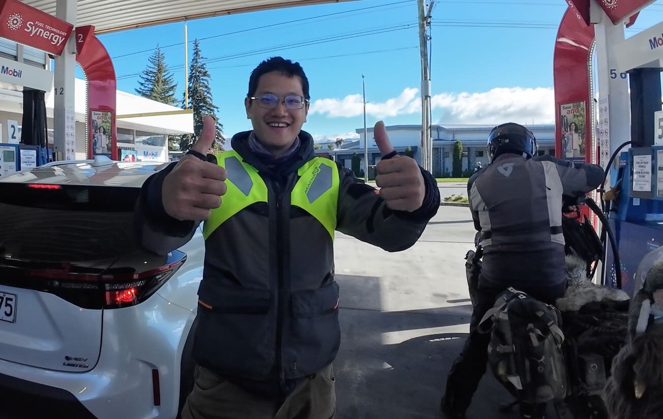 A red-sky warning, a cosmic coincidence, and a ruined photoshoot. 🏍️✨🇳🇿

Isi and I rolled out late for a ride toward Mount Cook, only to pull into a petrol station and find our mate @advbing and his T700! We last saw Bing weeks ago in Queenstown. 