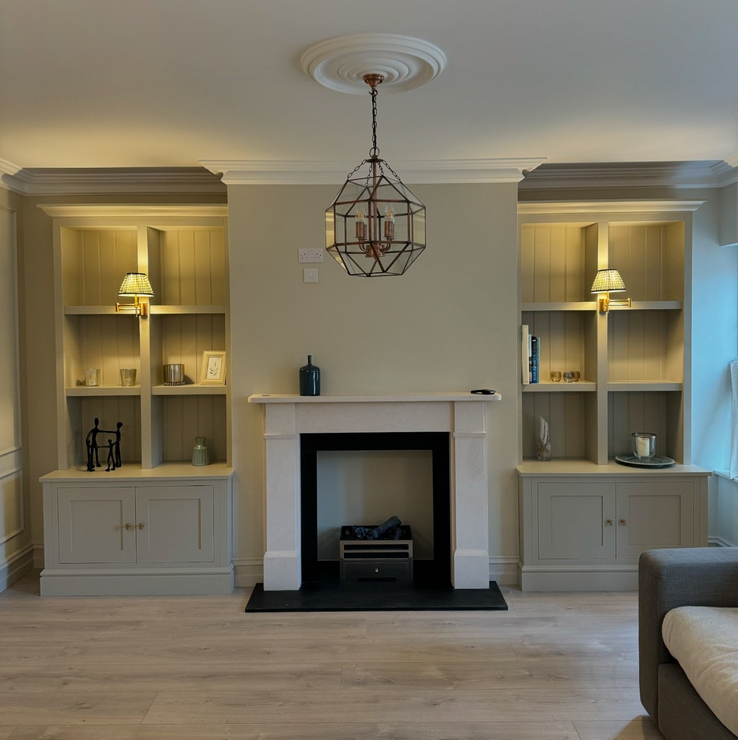 A stunning pair of bespoke alcove units we made and installed as part of a full joinery package for Claire Totman Designs

Design - @claire.totman.designs 
Spray Finish - @oneandonlyspraycoatingsltd 

#alcove #alcoveunits #alcoveshelving #alcovecupbo