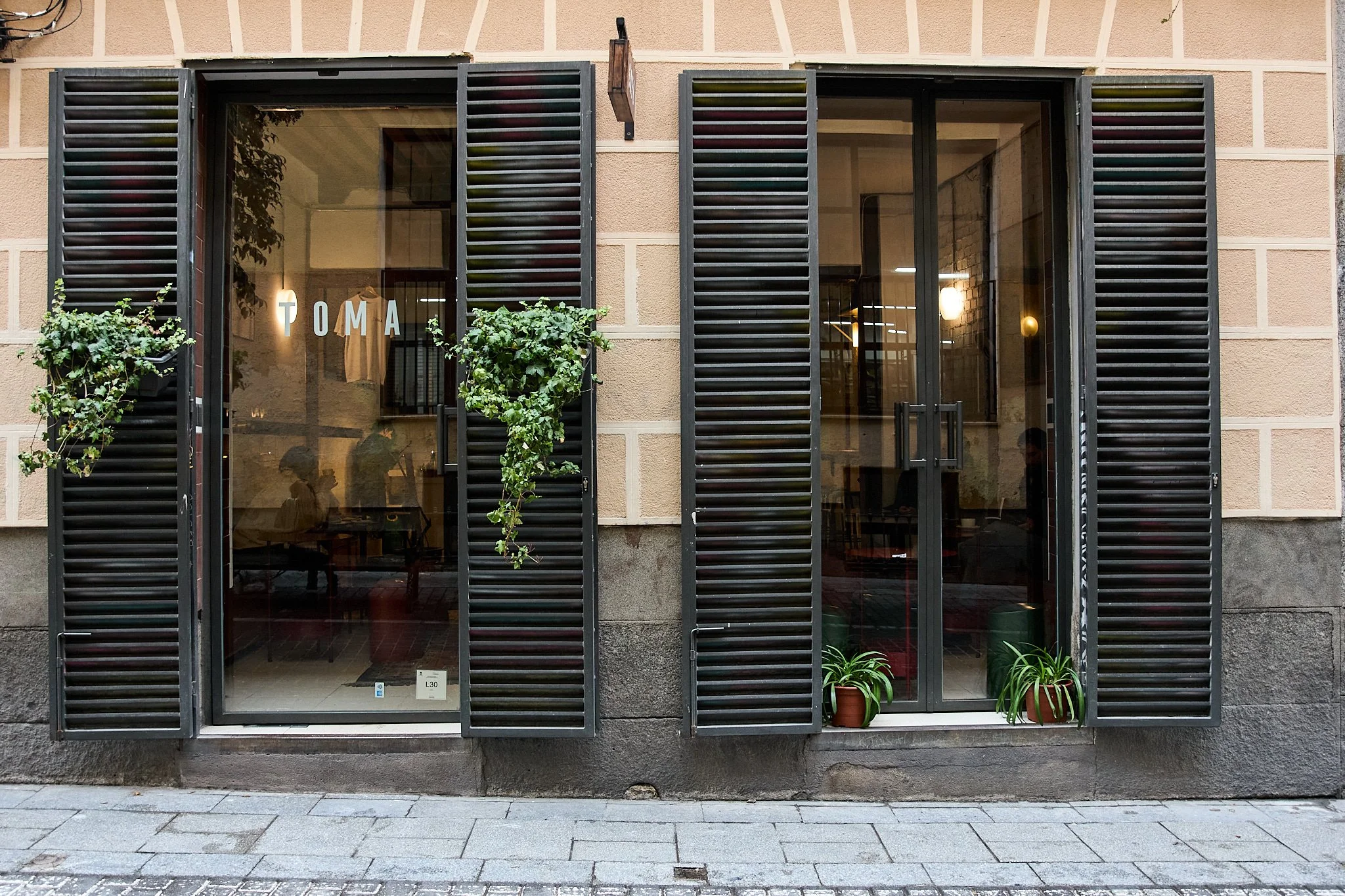 exterior de Toma Café Madrid ambiente cafetería fotografía editorial