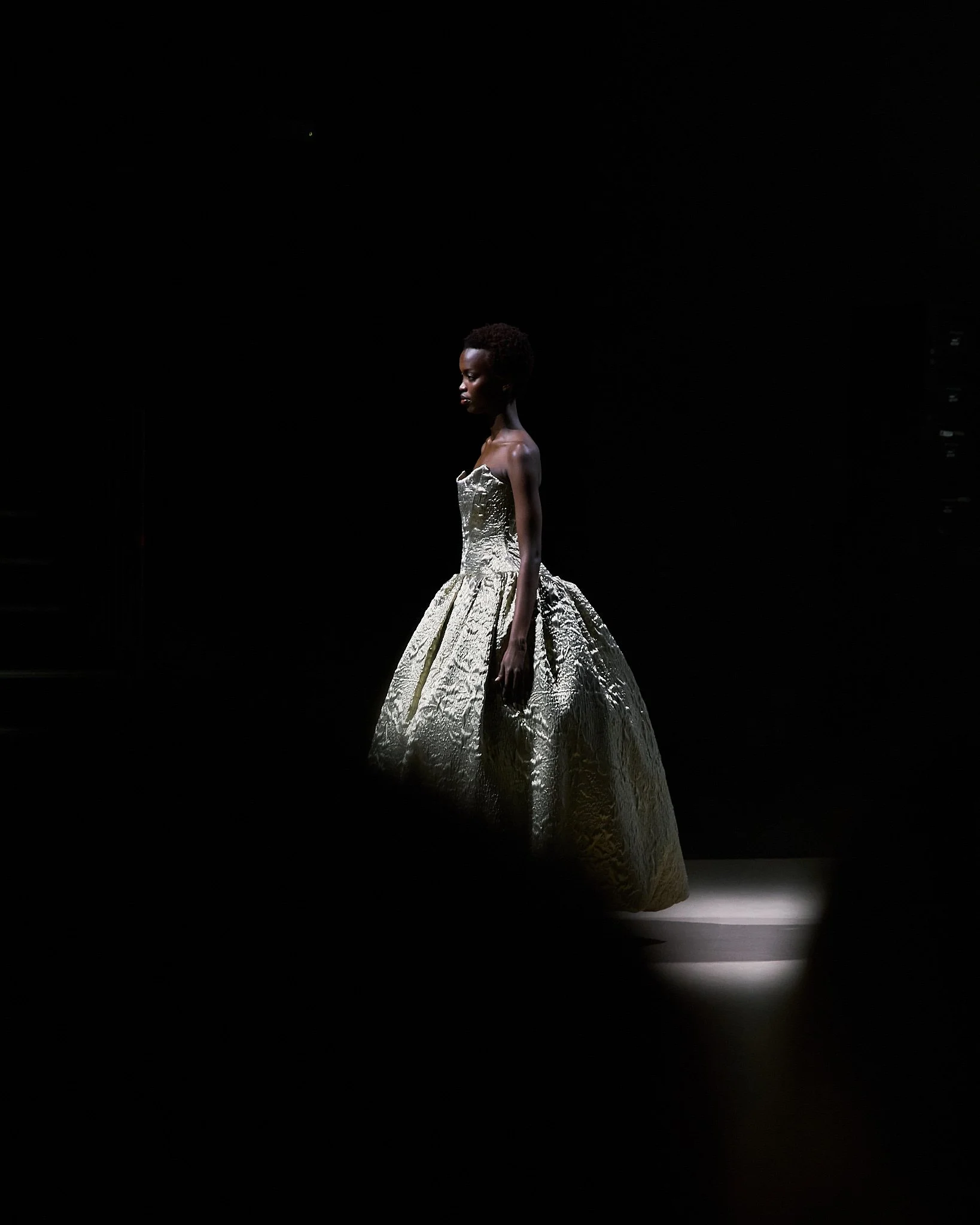 Modelo desfilando para Yolancris en Mercedes-Benz Fashion Week Madrid
