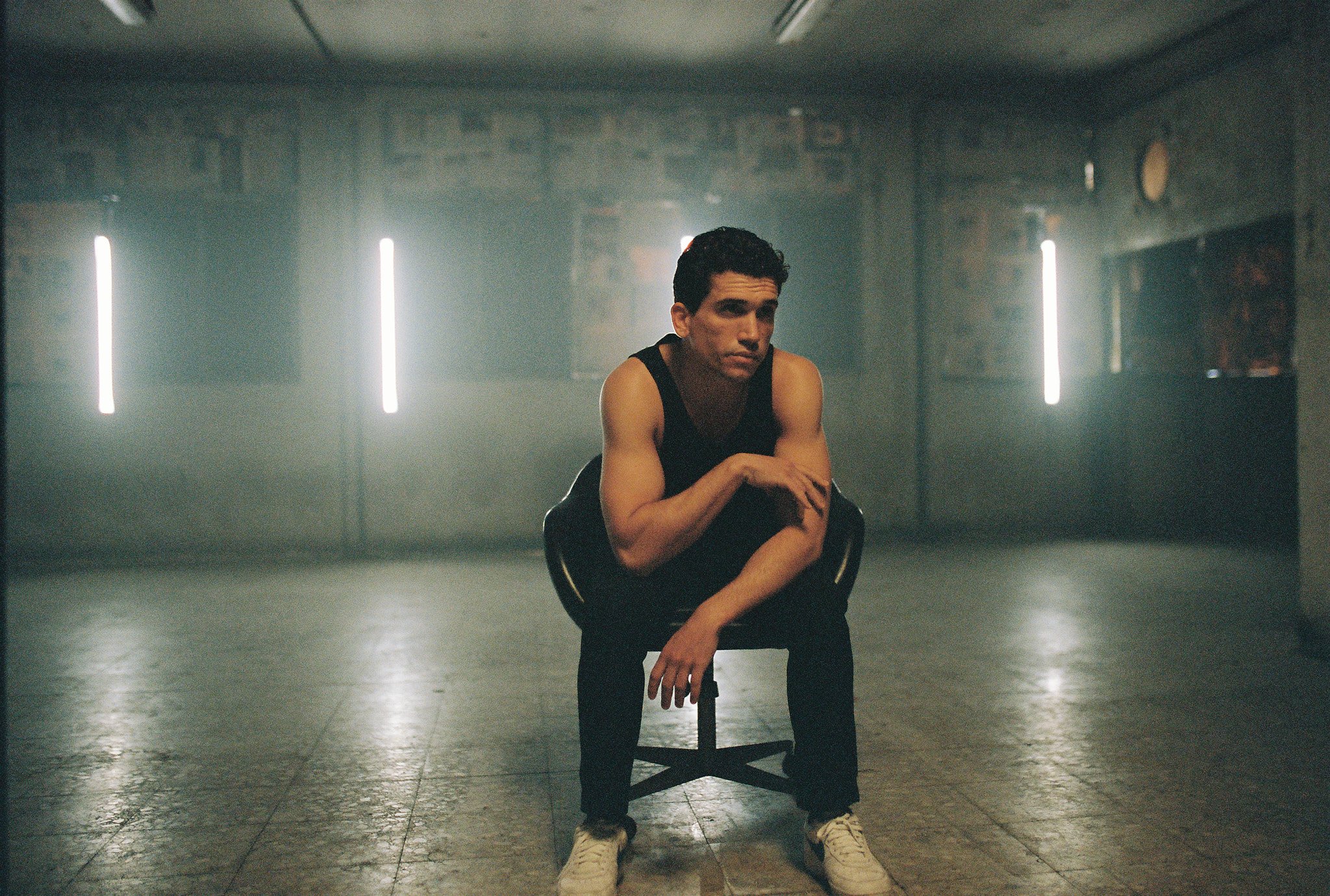 fotografía promocional de Jaime Lorente para lanzamiento musical