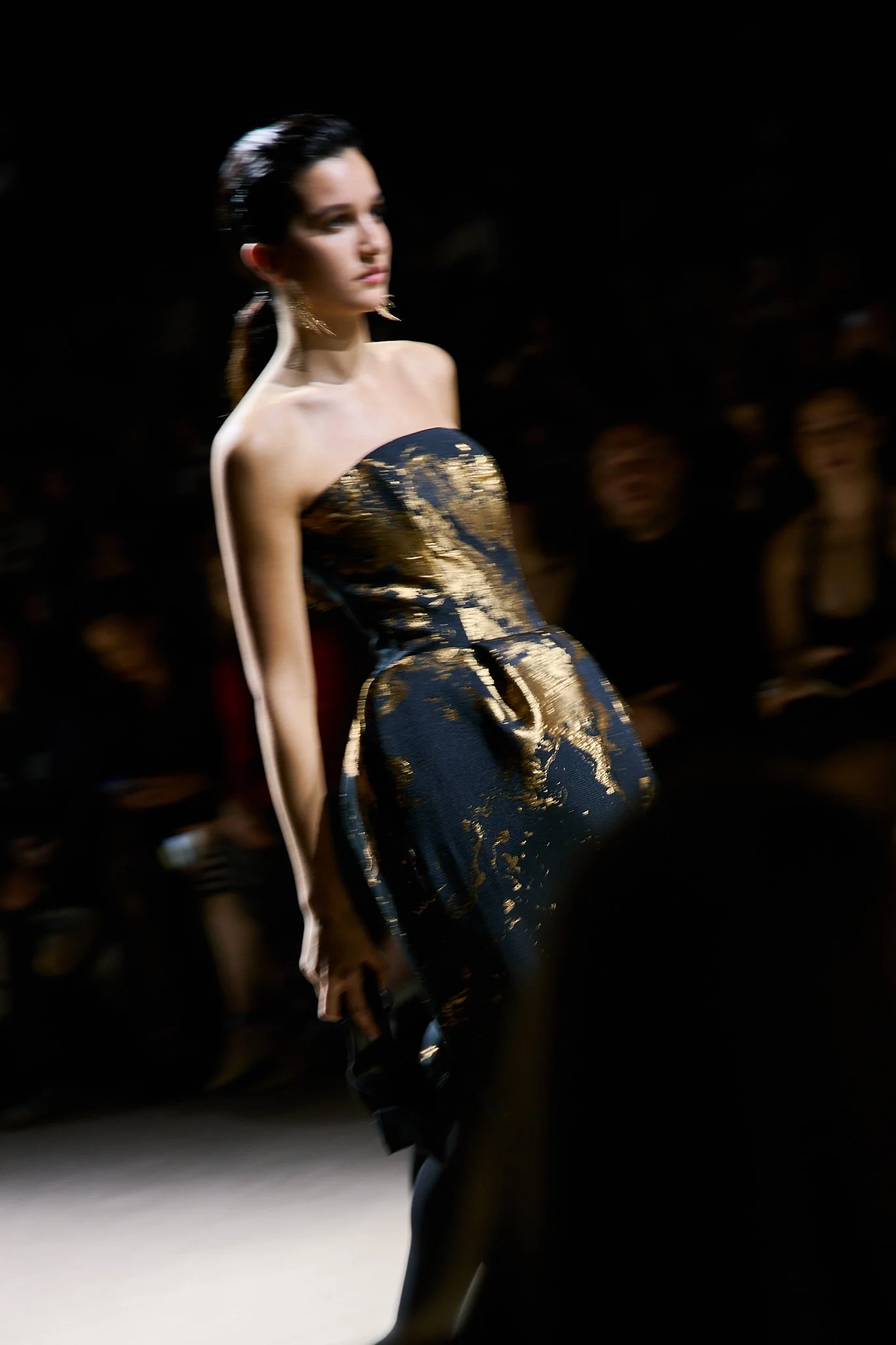 Modelo en movimiento durante el desfile de Yolancris en MBFW Madrid