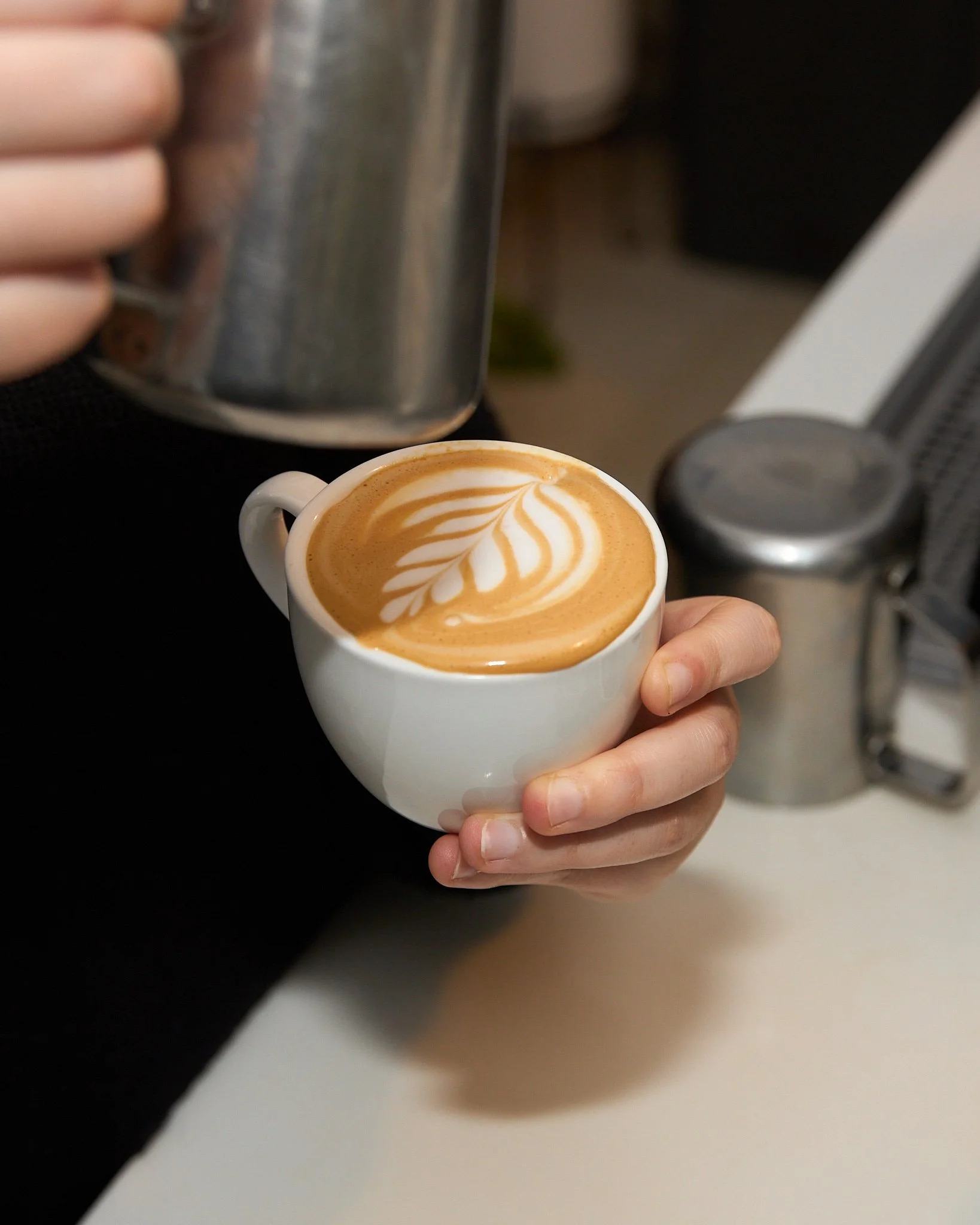 detalle de café servido en Toma Café Madrid fotografía gastronómica