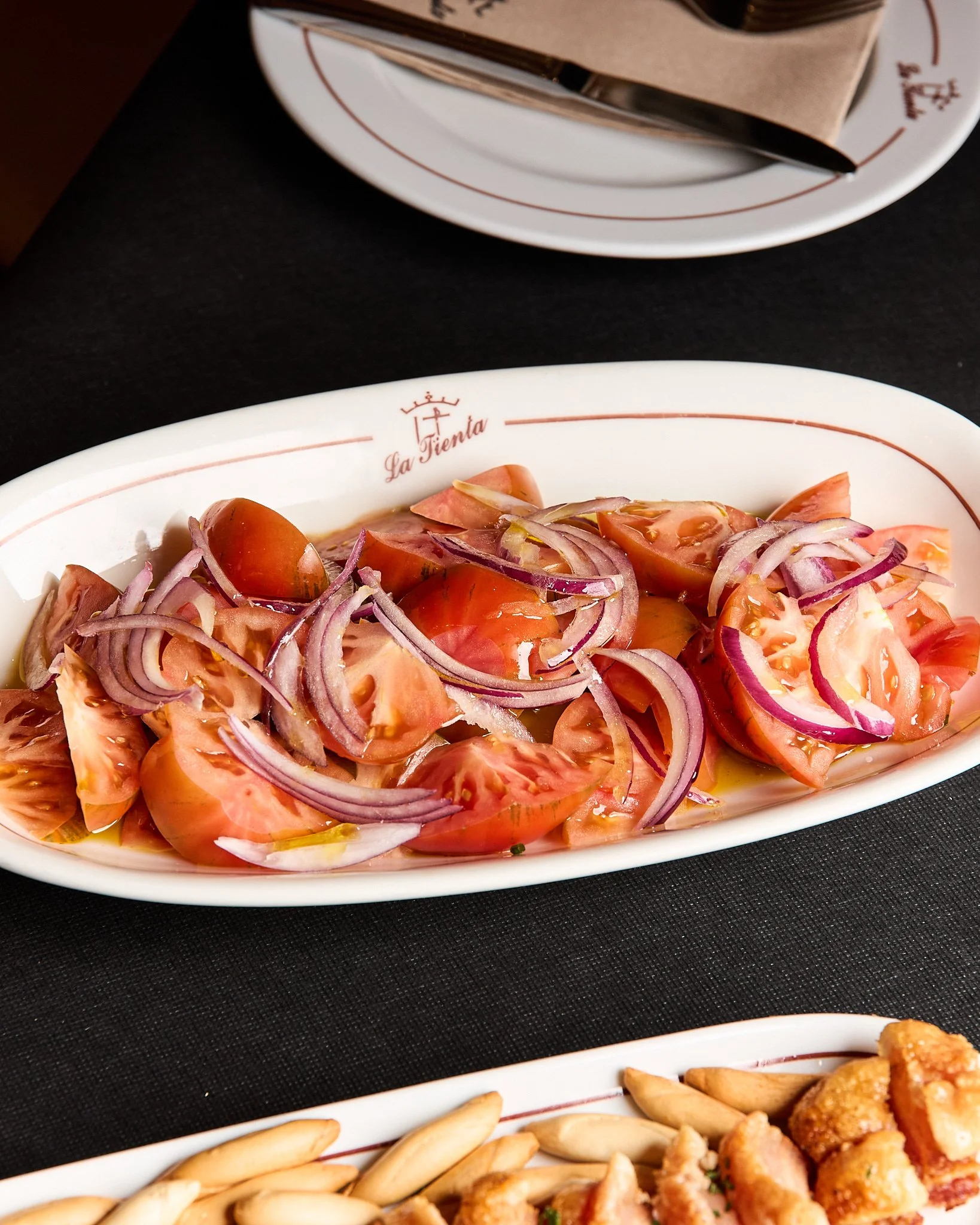 comida española presentada en restaurante Madrid fotografía profesional