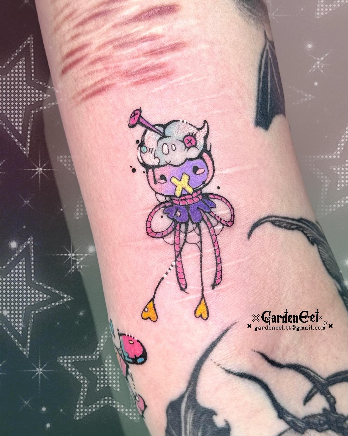 🎈 Drifloon + pills 
Flash design ✨
Thank you for trusting choosing these two babies 💕
.
&middot;̩͙꒰ঌ ✞.᛭..✟..᛭.✞ ໒꒱&middot; ﾟ
.
Based in Toronto - June/July [Open]
.
DM/Email to book✨
.
.
.
#drifloon #pill #pokemon #pokemontattoo #pok&eacute;mon #p
