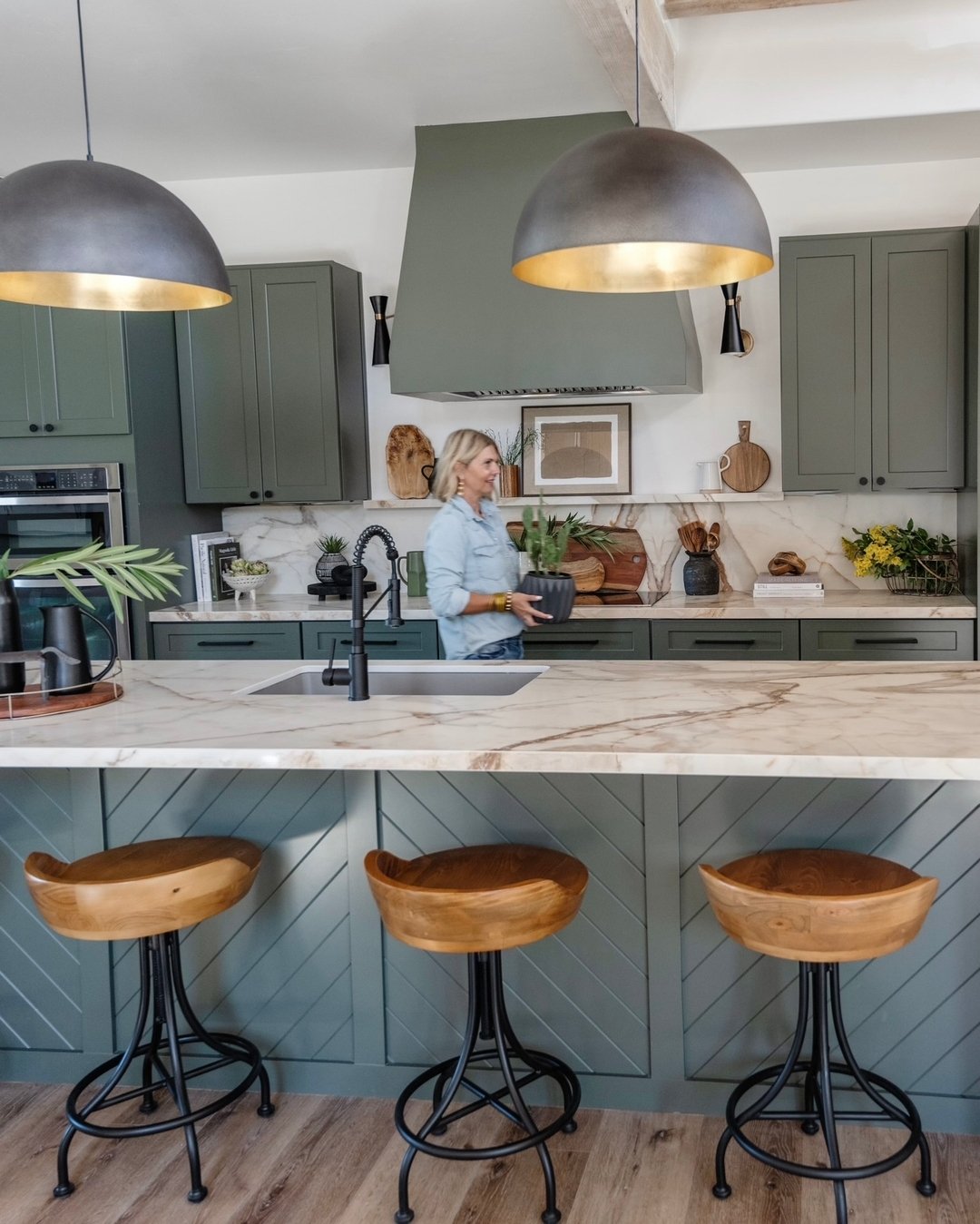 Still not over this stunning project with @andreagroen 🍽️ We refinished the kitchen cabinetry with Dunn-Edwards Black Forest. A refined kitchen revamp!

Photography: @tgpbranding