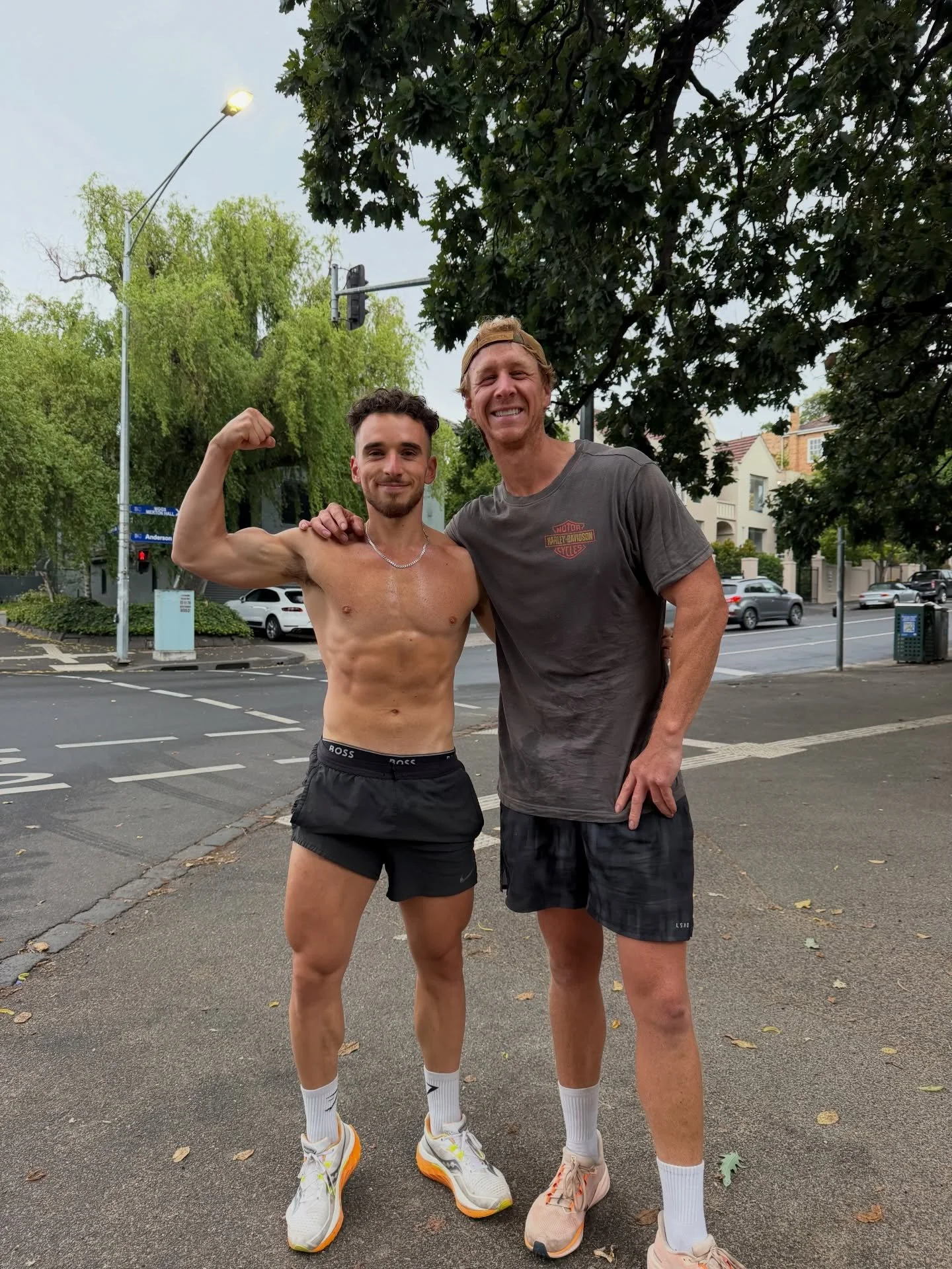 Great meeting @yourlocalptguy on a random Sunday morning run around the tan! 

Early morning run followed by some hill sprints. 

Starting my Sunday right. 

Meeting like minded people is always a pleasure