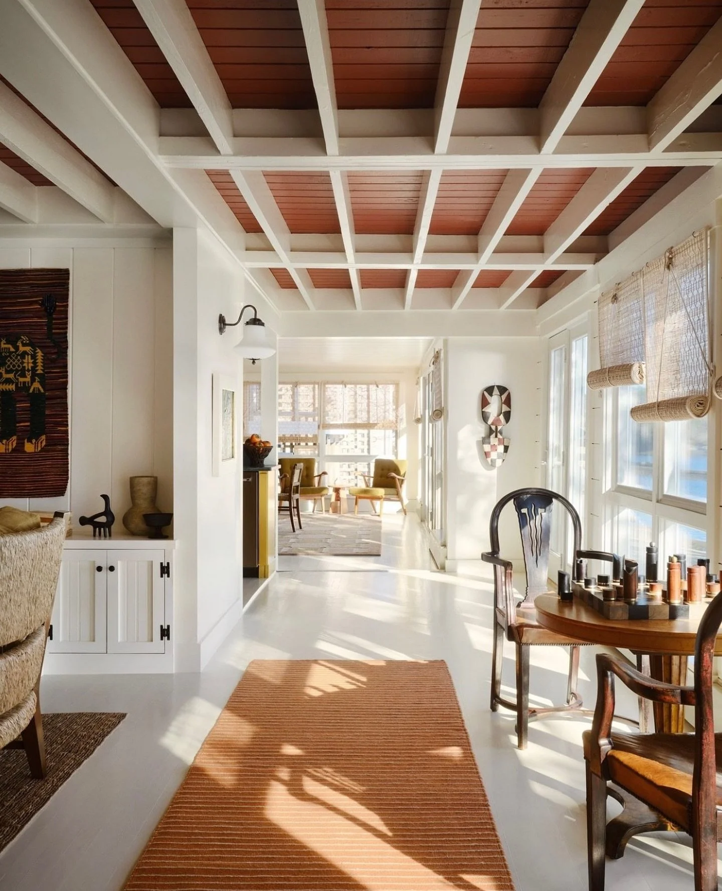 i n s p i r a t i o n &bull; pop of rust, bamboo opium shades, 1920s Art Deco Thonet chairs 

Designer &bull; @ninafarmerinteriors 
Photographer &bull; @davidmitchellphoto 

#newenglandhomes #ceilingpaint #interior #artdecofurniture