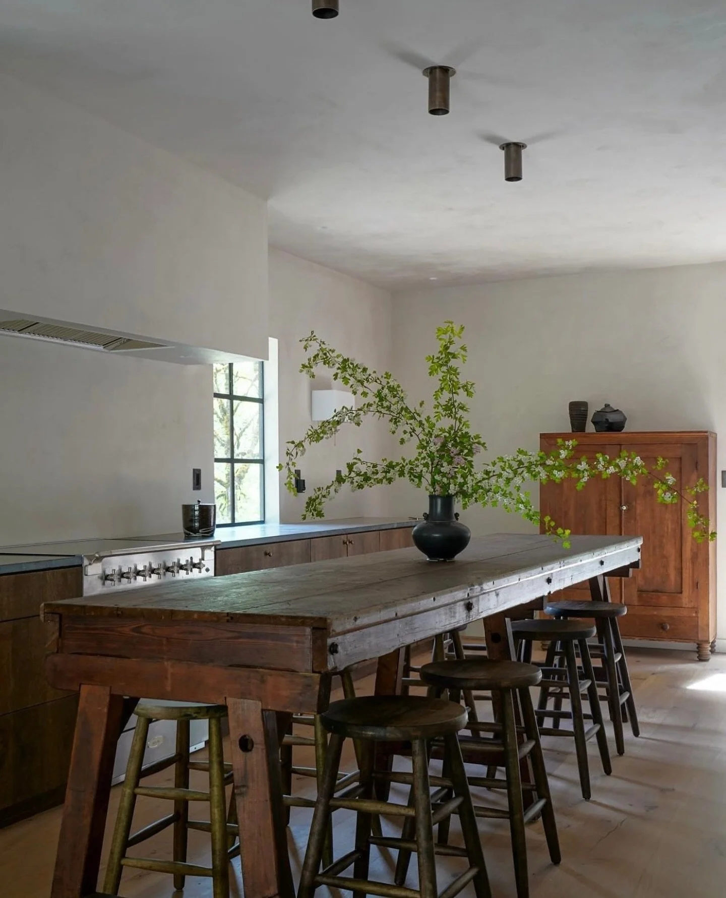 i n s p i r a t i o n &bull; This might just be my dream kitchen. The plaster, the primitive wood island/prep space/dining table, the architectural lighting&hellip;I could go on and on 🤎

Designer &bull; @kaemingkdesign / @kdcountryhouse 

#architec