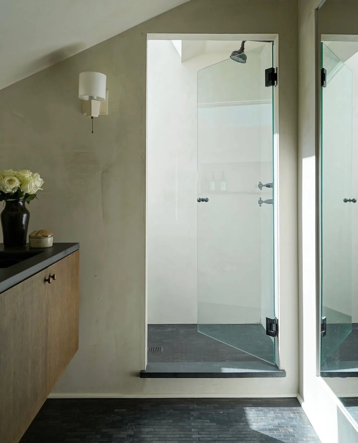 inspiration &bull; Another stunning space at the @kdcountryhouse ... the design is minimal, thoughtful, and so impactful. 

Designer &bull; @kaemingkdesign 

#minimalist #wabisabi #bathroomdesigninspiration #interiordesign