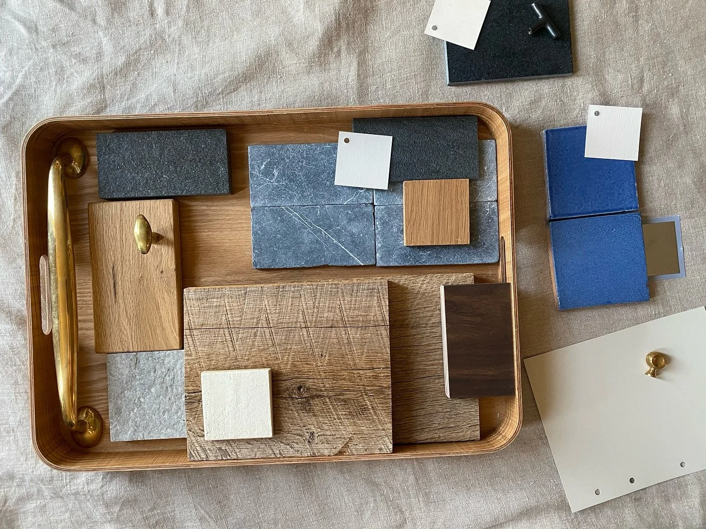 p r o g r e s s &bull; A few fun things&hellip;

Designer &bull; @the_sashastudio 

#sitevisits #materialpalette #interiordesign #reclaimedtable