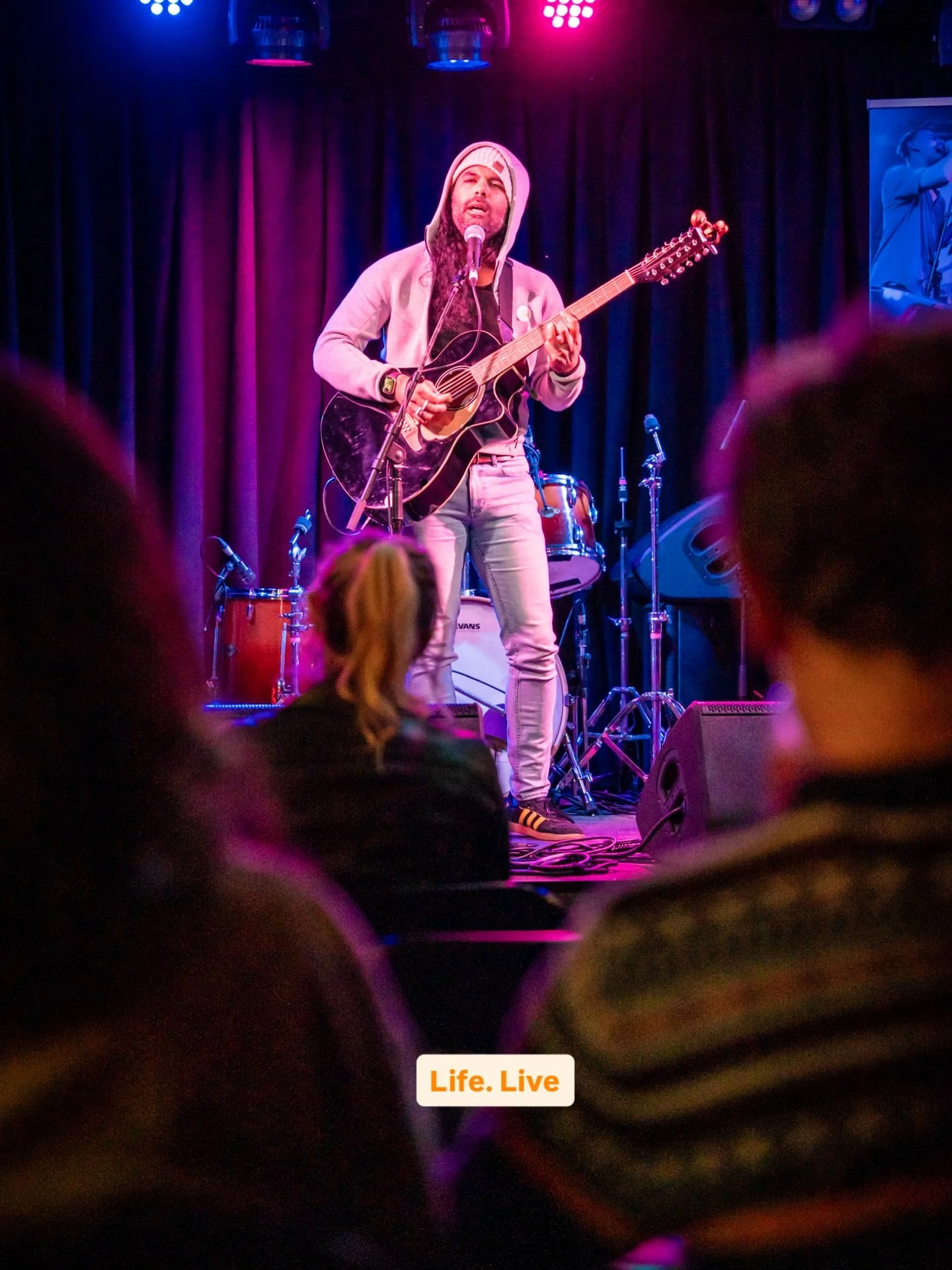 Bergy Bandroom.
Lights low. 12 strings ringing.
One of those rooms where songs stop being ideas and start being felt 🎶

More to come soon.
Silence As Bombs Fall Down
Out Feb 26.

Pre-save&rsquo;s live.
Music with a purpose. Kids in Nepal benefit too