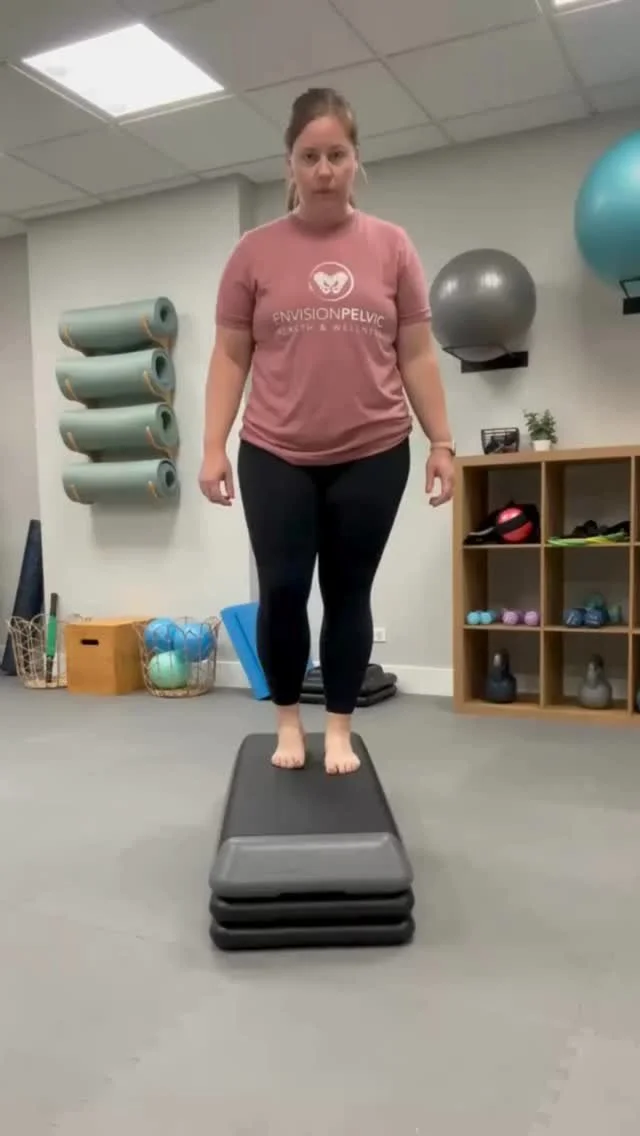 The crossover step-up is a powerhouse move:
👉 Builds glute med strength for hip + pelvic stability
👉 Opens up the back of the hip to release tension
👉 Trains balance + core all at once
This one checks all the boxes for functional pelvic health. ?