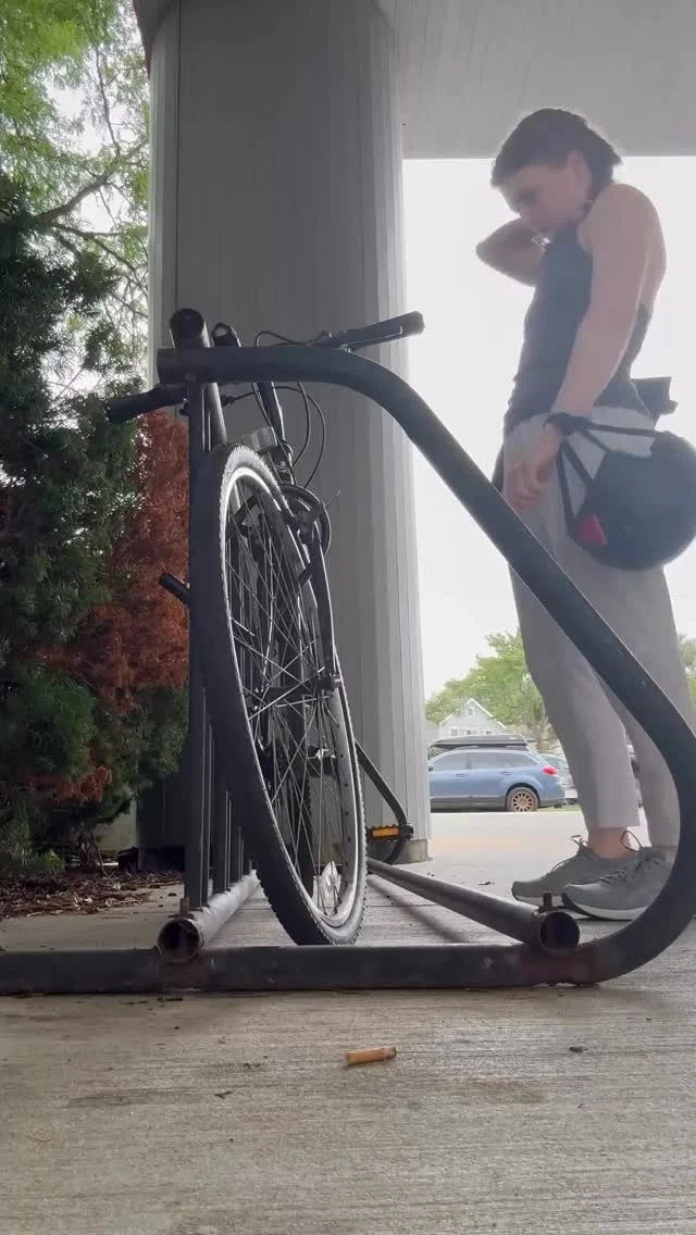 🚴‍♀️ Bike riding is amazing for your health—but it can also be tough on your pelvic floor.
The combo of seat pressure + time under tension in your pelvic + hip muscles can sometimes lead to:
✨ Pelvic pain
✨ Pain with intimacy
✨ Urinary fr