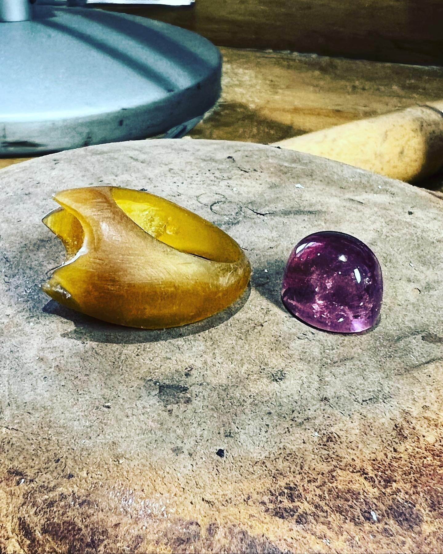 Some lovely wax carving going on in the studio. And what a stunning pink tourmaline you have there Charlotte! Really looking forward to seeing this project completed. Well done ! 

#pinktournaline #gem #sparkle #handcarved #wax #sculpture #design #bl