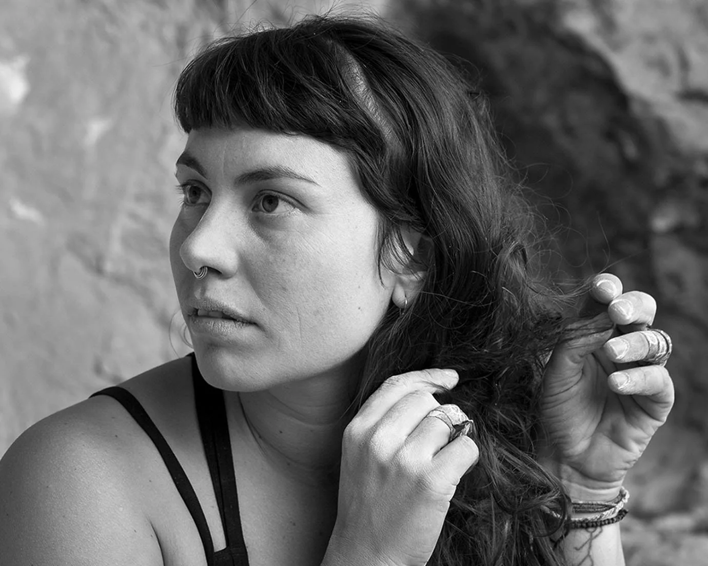 Under the wind the warmth slumbers