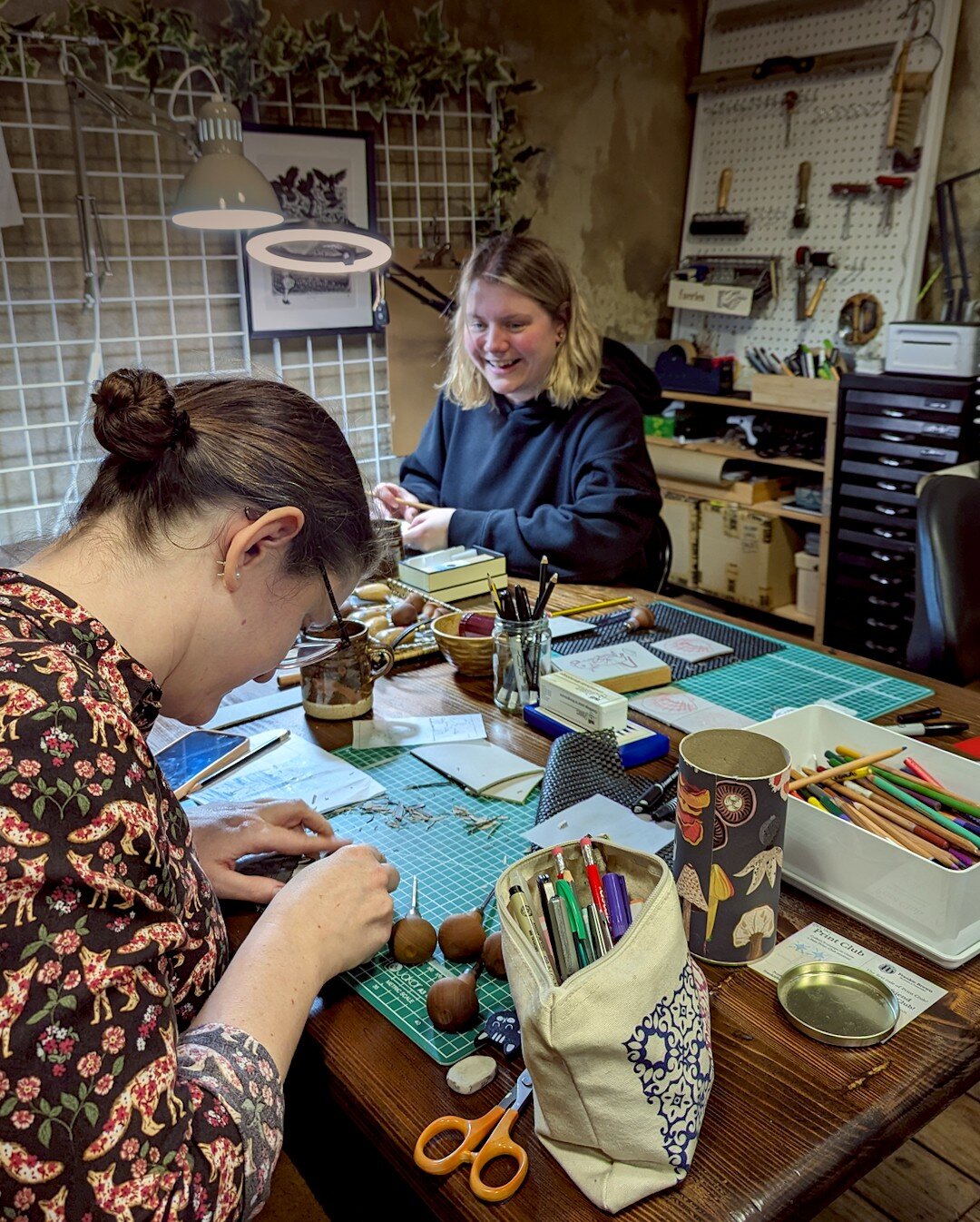 🖍 Print Club this Thursday from 6pm! 🖍

It's been so wonderful running these evening social sessions from my studio - meeting other printmakers for chats and tea!

These sessions are also great if you want to get back into linocut after a little br