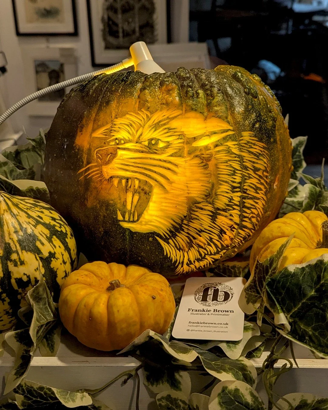 My pumpkin for the studio window this year! 🎃

Last year, I told myself for 2025 I was going to make a whole display of pumpkins. In reality, I managed just one two-sided pumpkin haha 

I also started to film the process, but unfortunately I didn't 