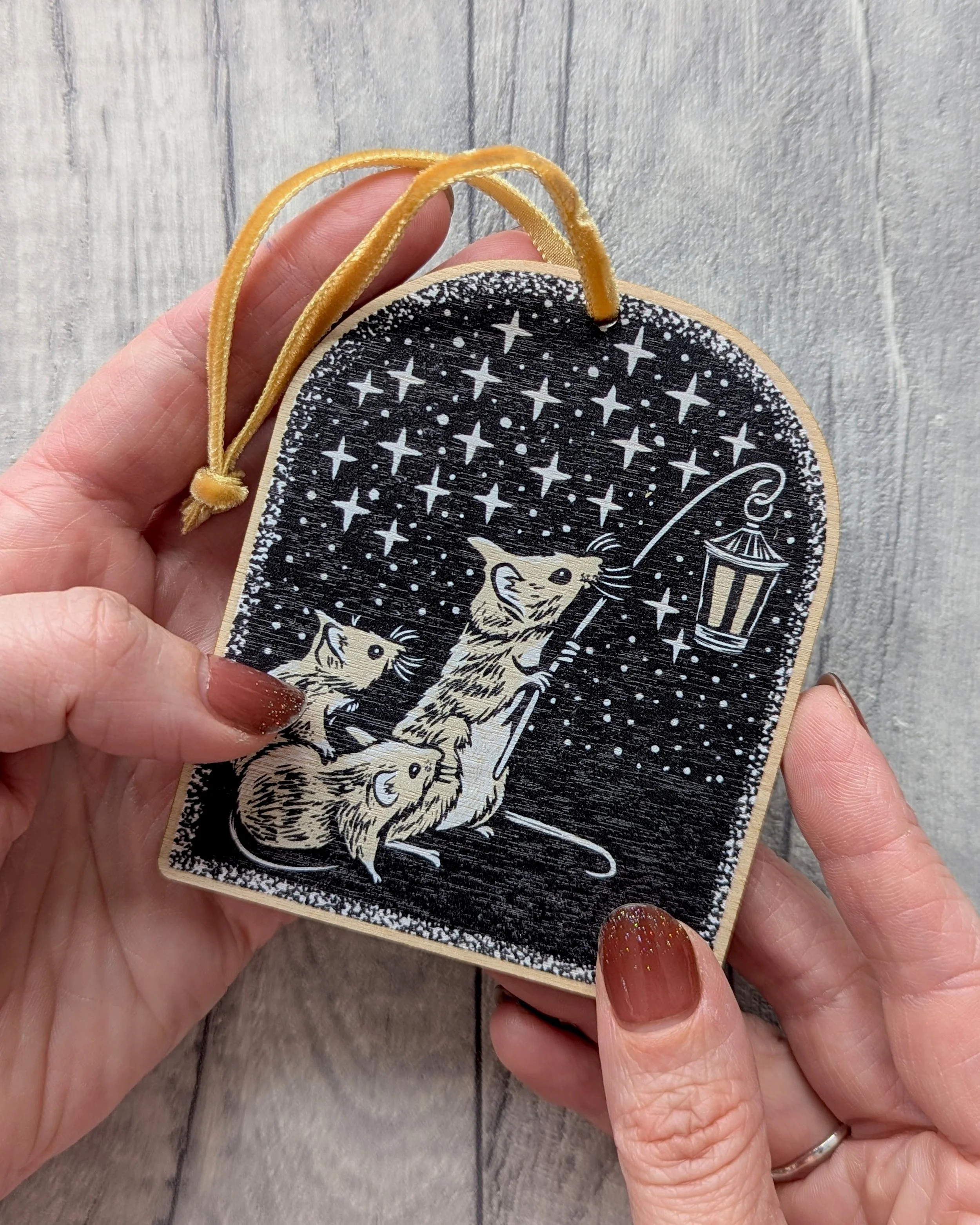 Frankie-Brown-Hanging-Decoration-Wooden-Mice-Guiding-Light-Star-03.jpg
