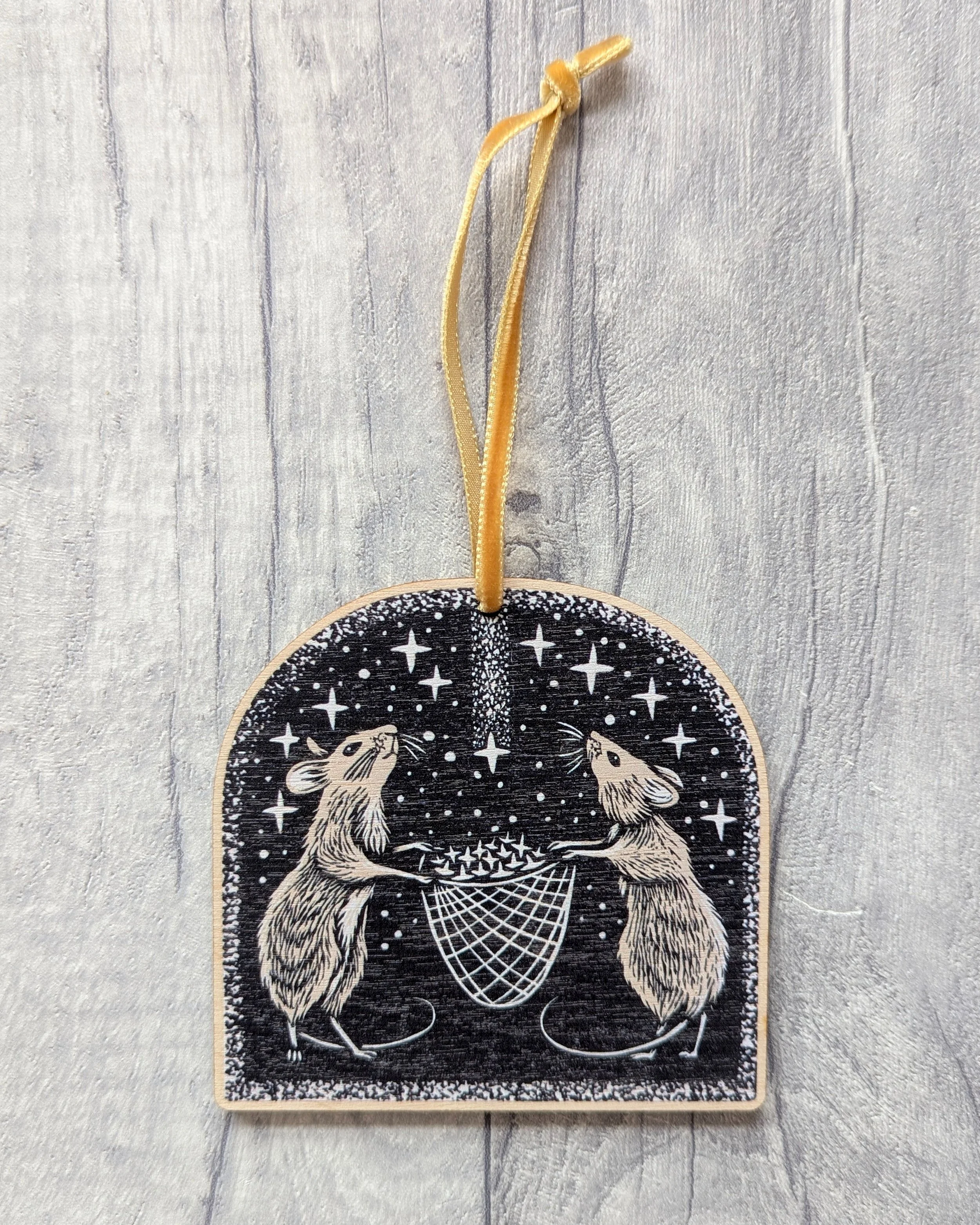 Frankie-Brown-Hanging-Decoration-Wooden-Mice-Catch-Falling-Star-01.jpg