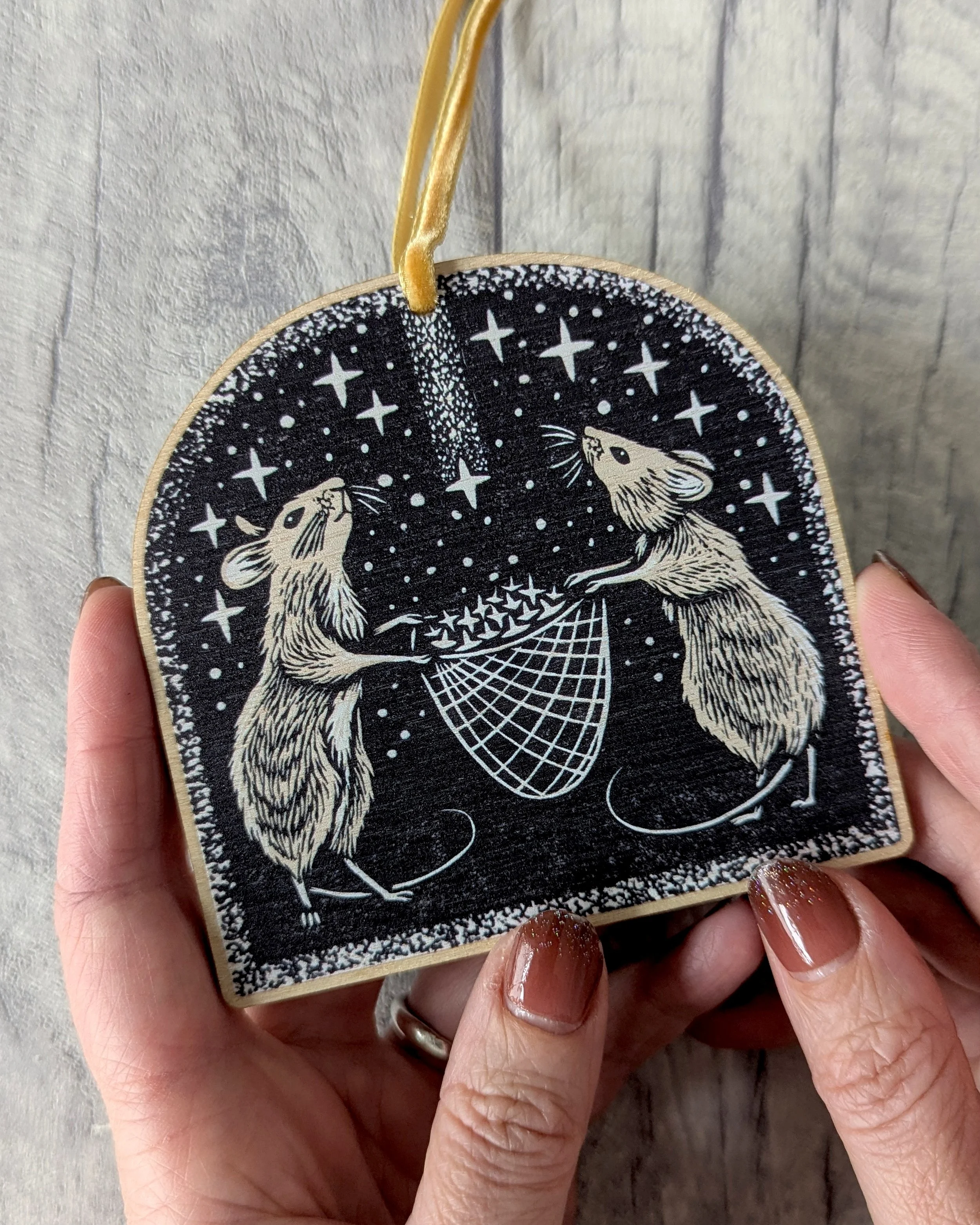 Frankie-Brown-Hanging-Decoration-Wooden-Mice-Catch-Falling-Star-05.jpg