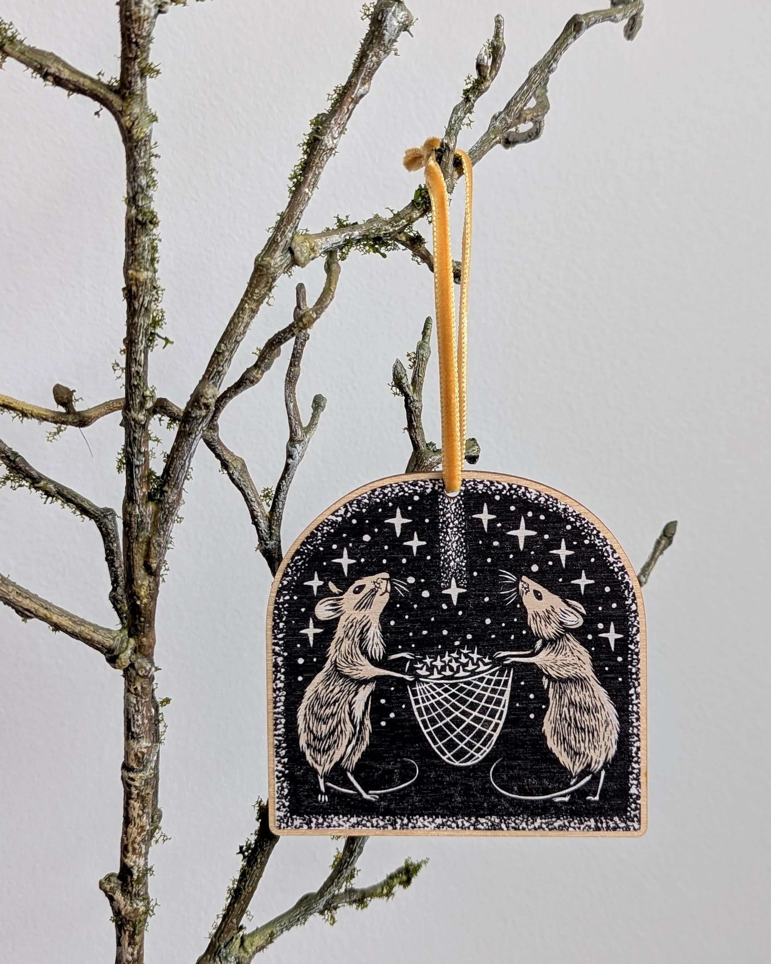 Frankie-Brown-Hanging-Decoration-Wooden-Mice-Catch-Falling-Star-04.jpg