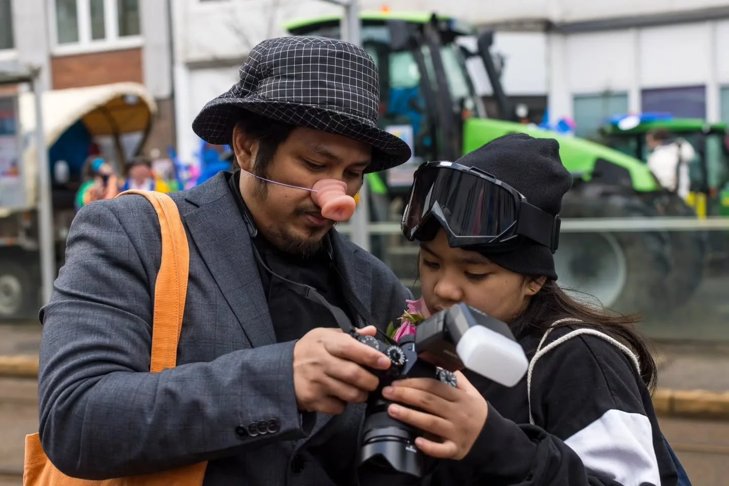 Isla, looking at the photo I just took.

Photograph by 📸 @mimokhair | @duesseldorfstreets

#rosenmontagszugd&uuml;sseldorf #karneval2026 #D&uuml;sseldorfkarneval2026