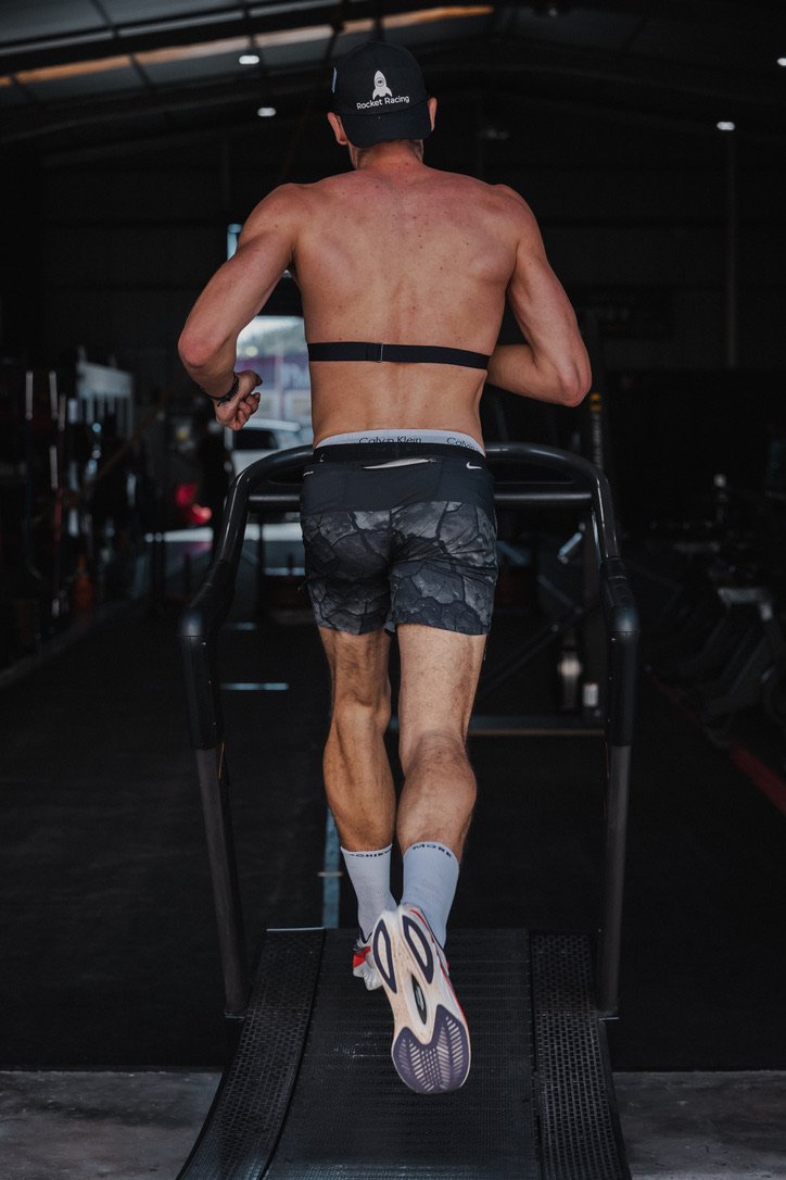 Dr. med. Golo Röhrken, Sixpack, muskulös, im Hyrox Training, Hybrid Athlete, Laufend
