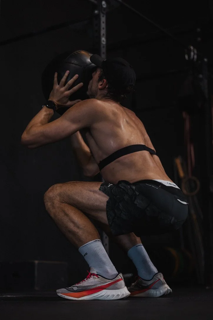 Dr. med. Golo Röhrken, Sixpack, muskulös, im Hyrox Training, Hybrid Athlete Wall Balls,