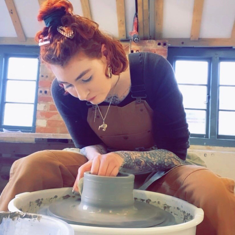 🪴
#handthrownpottery #wheelthrown #potterystudio #dungareesday #potterywheel