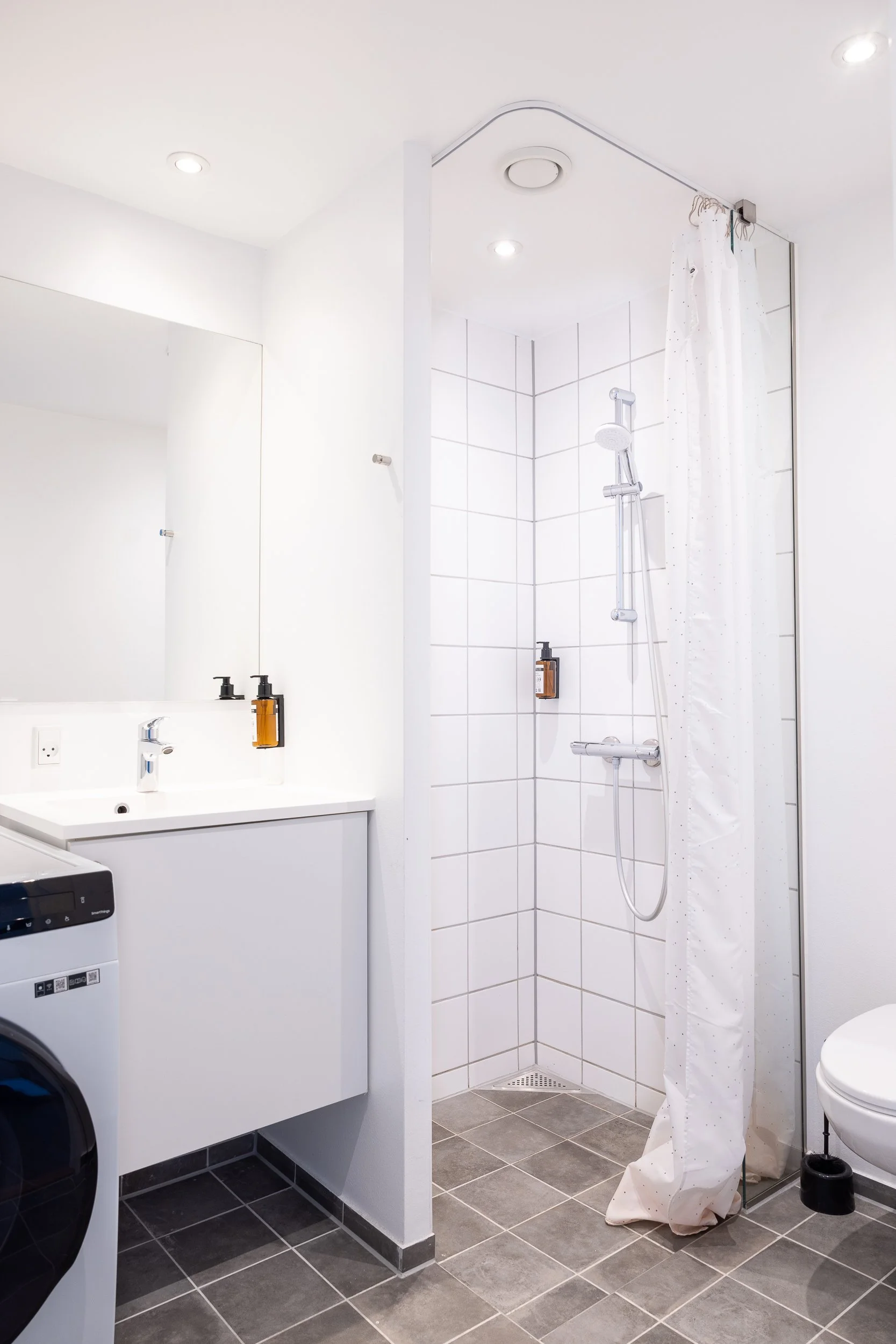 The apartment also includes access to laundry facilities, allowing guests to wash their clothes during their stay.
To help you settle in comfortably, we provide a starter kit upon arrival, including toilet paper, hand soap, dishwashing liquid, dishwa