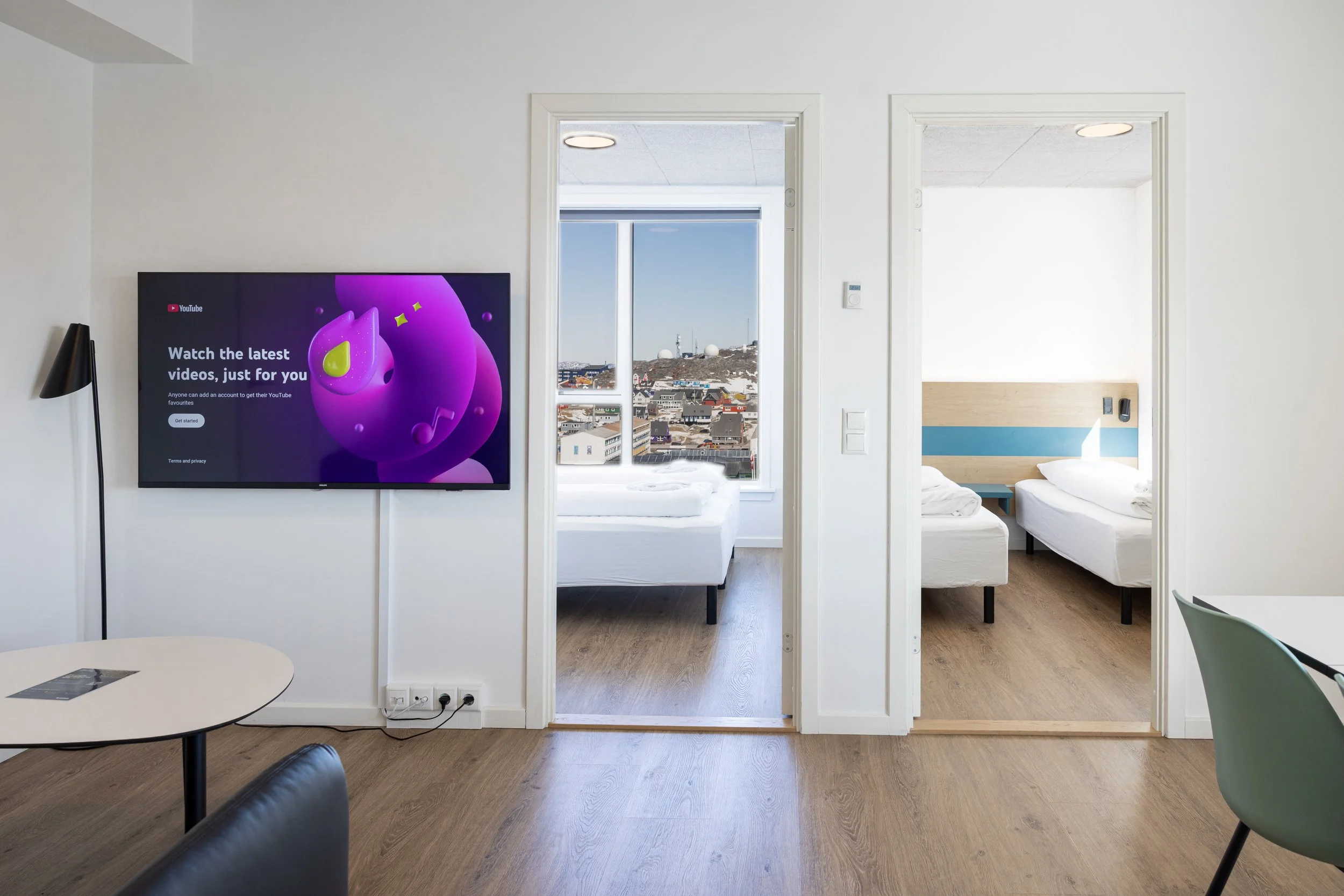 3 Room lejlighed med plads til op til 6 personer.

Lejligheden har 2 soveværelser, hver med 2 enkeltsenge. Derudover er der en stue med sovesofa til 2 personer.