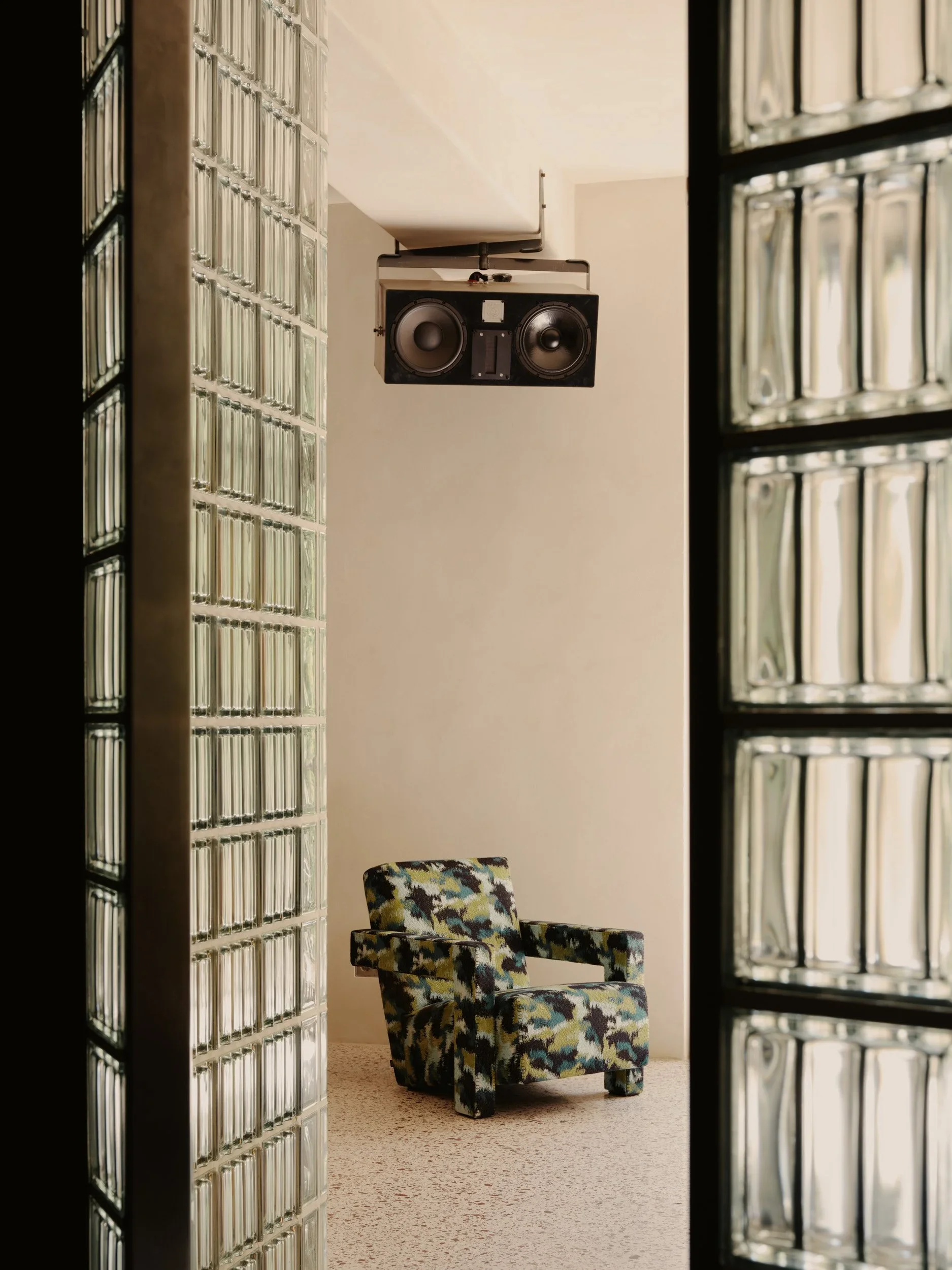 24-07-Studio-Karhard-Bluecher32g-9737 (1).webp