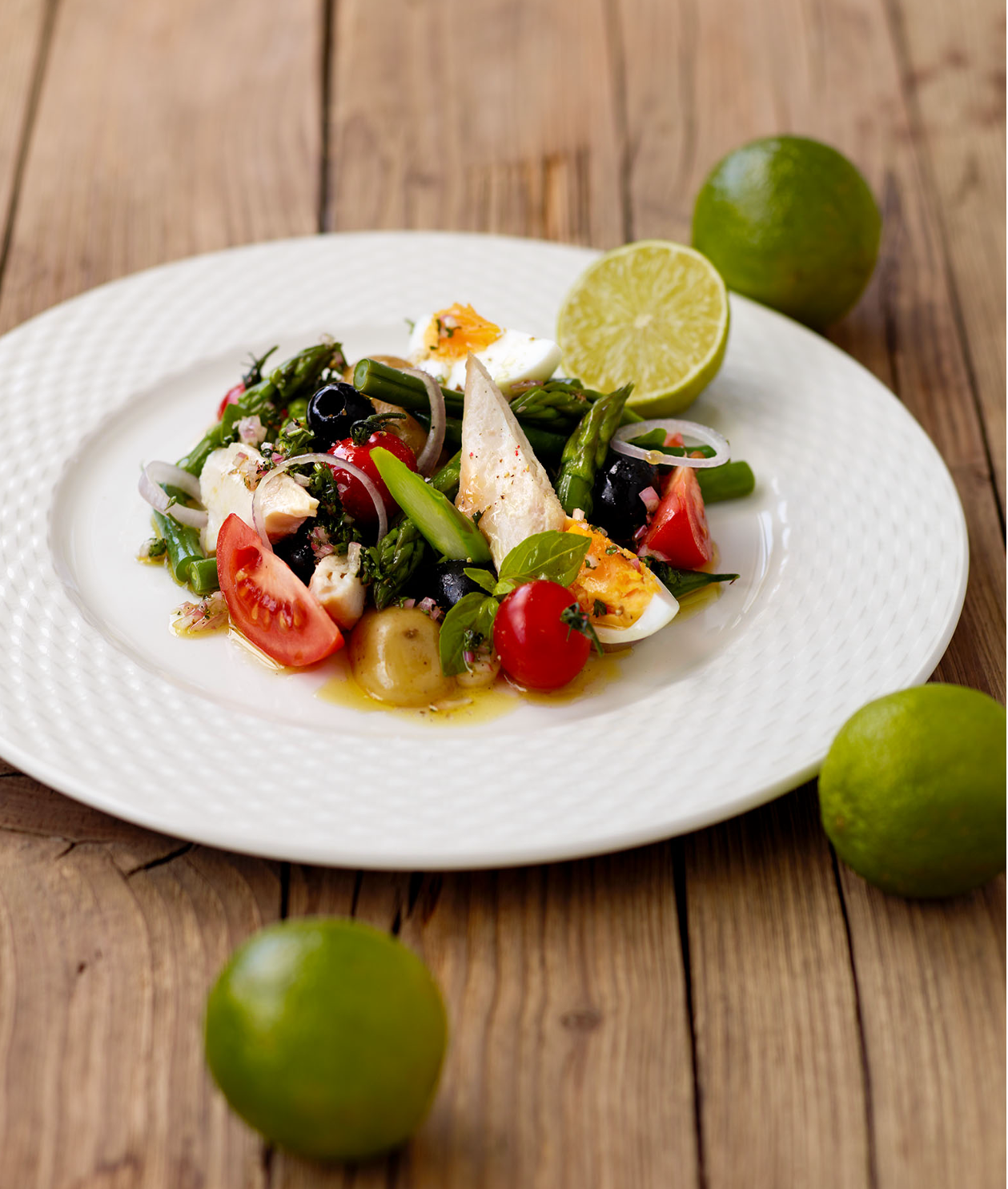 Salade Niçoise mit grünem Spargel und Räucherforelle