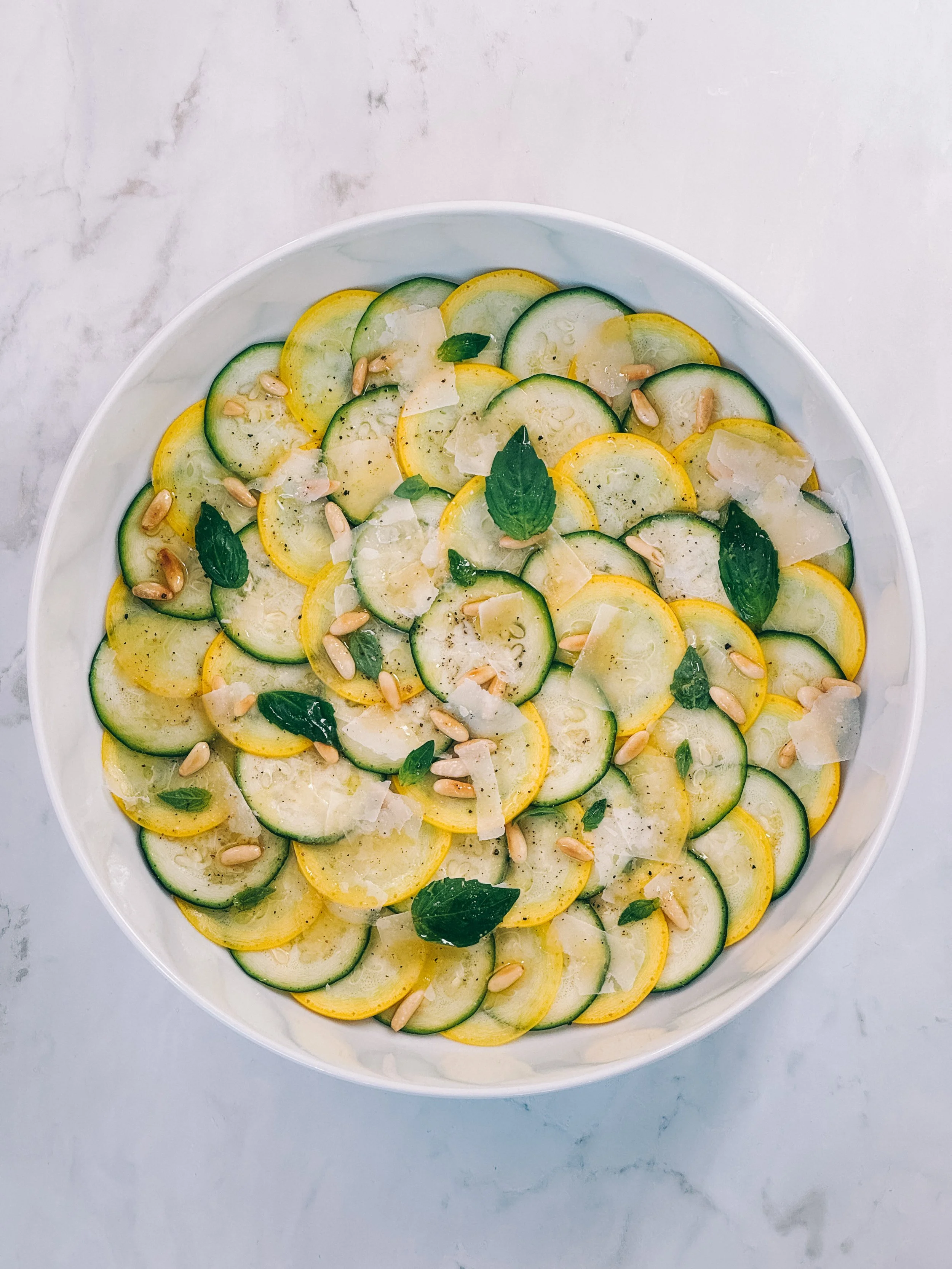 Zucchetti-Carpaccio mit Parmesan &amp; Pinienkernen