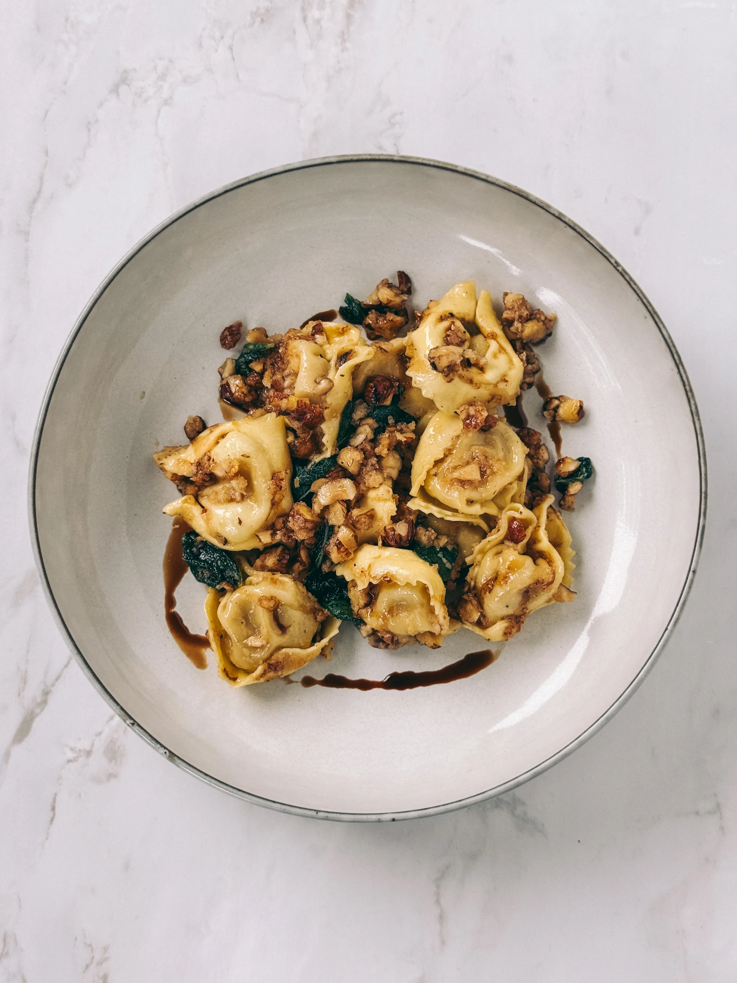 Steinpilz-Tortelloni mit gerösteten Haselnüssen &amp; Salbeibutter
