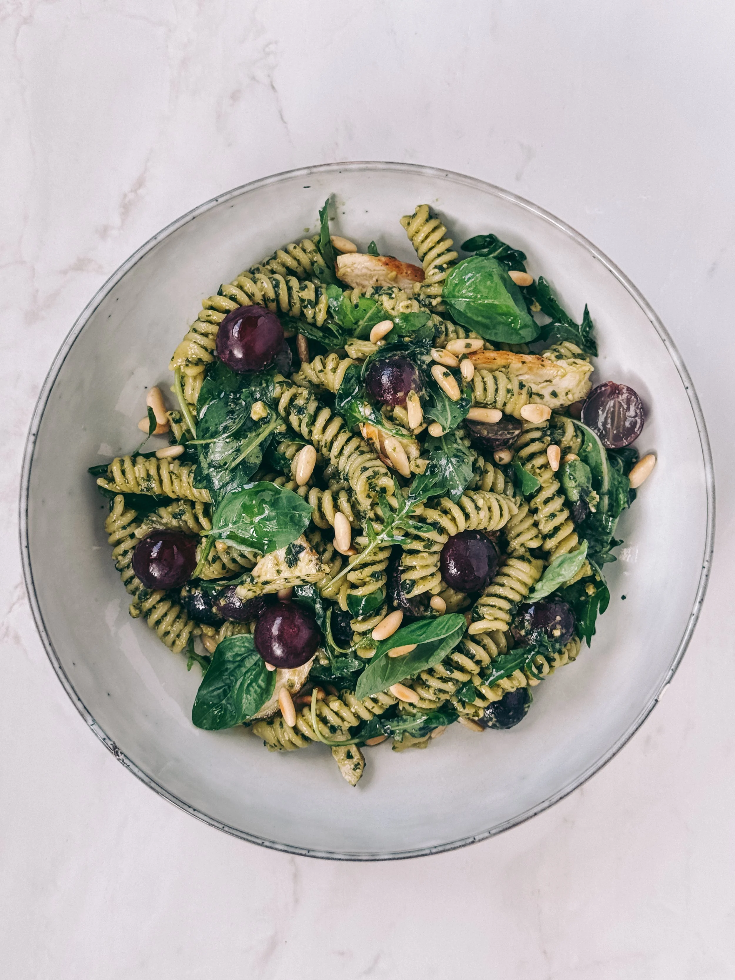 Sommerlicher Nudelsalat mit Pesto, Trauben und Hühnchen