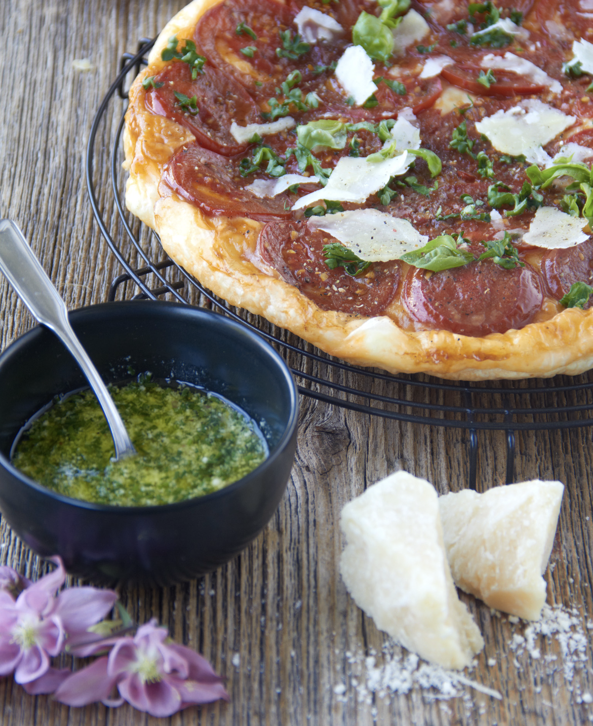 Tomaten-Tarte-Tatin mit Saisonsalat &amp; Parmesandressing