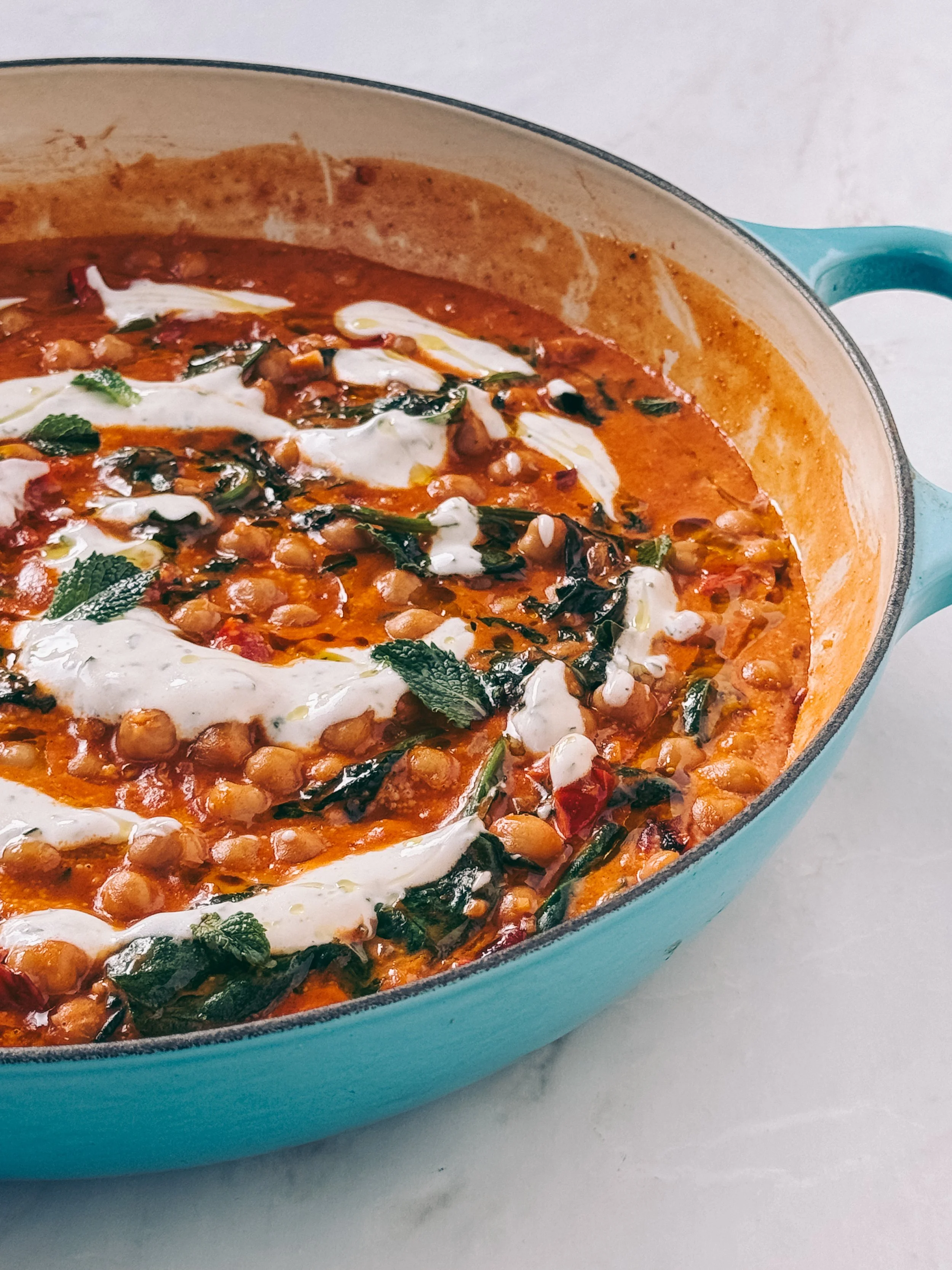 Kichererbsen-Tomaten-Eintopf mit Minzjoghurt