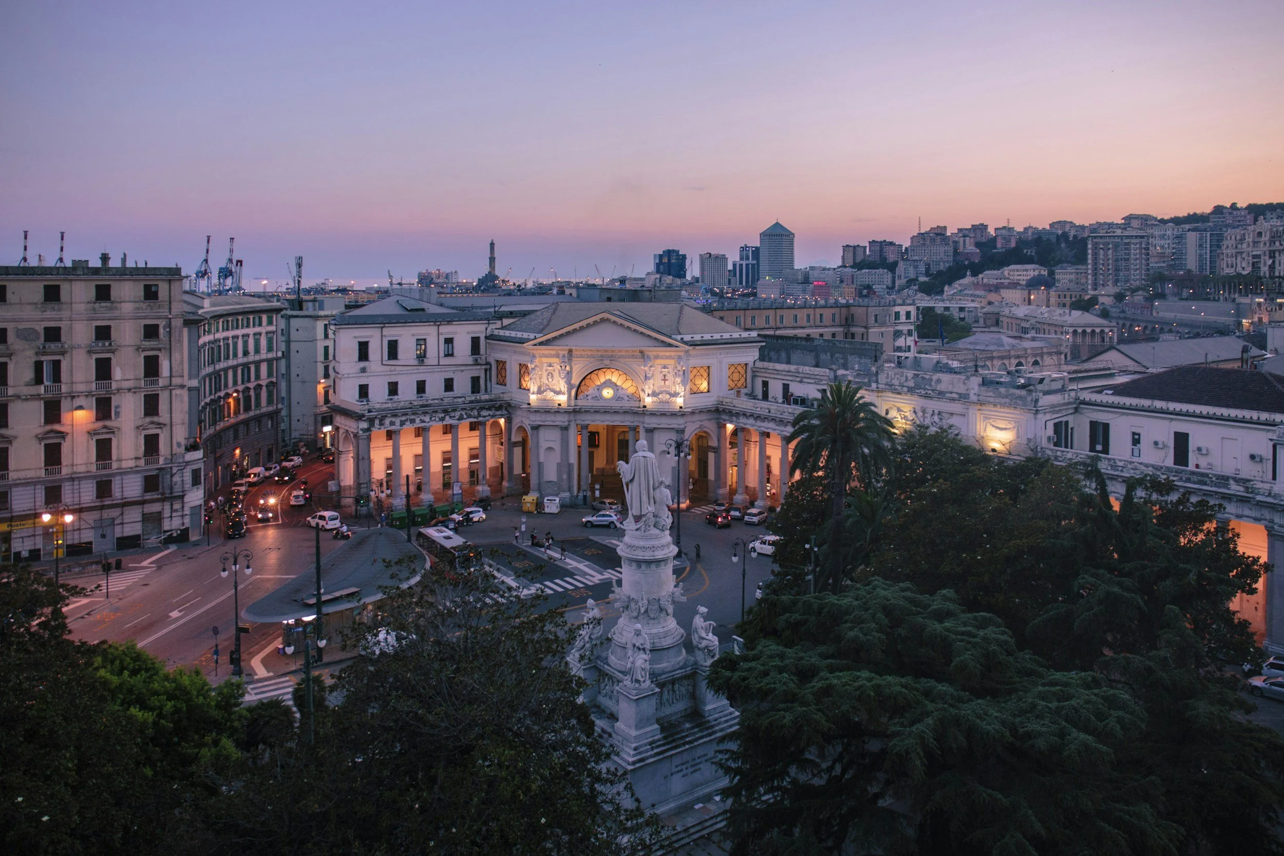 Abenddämmerung in Genua, Italien