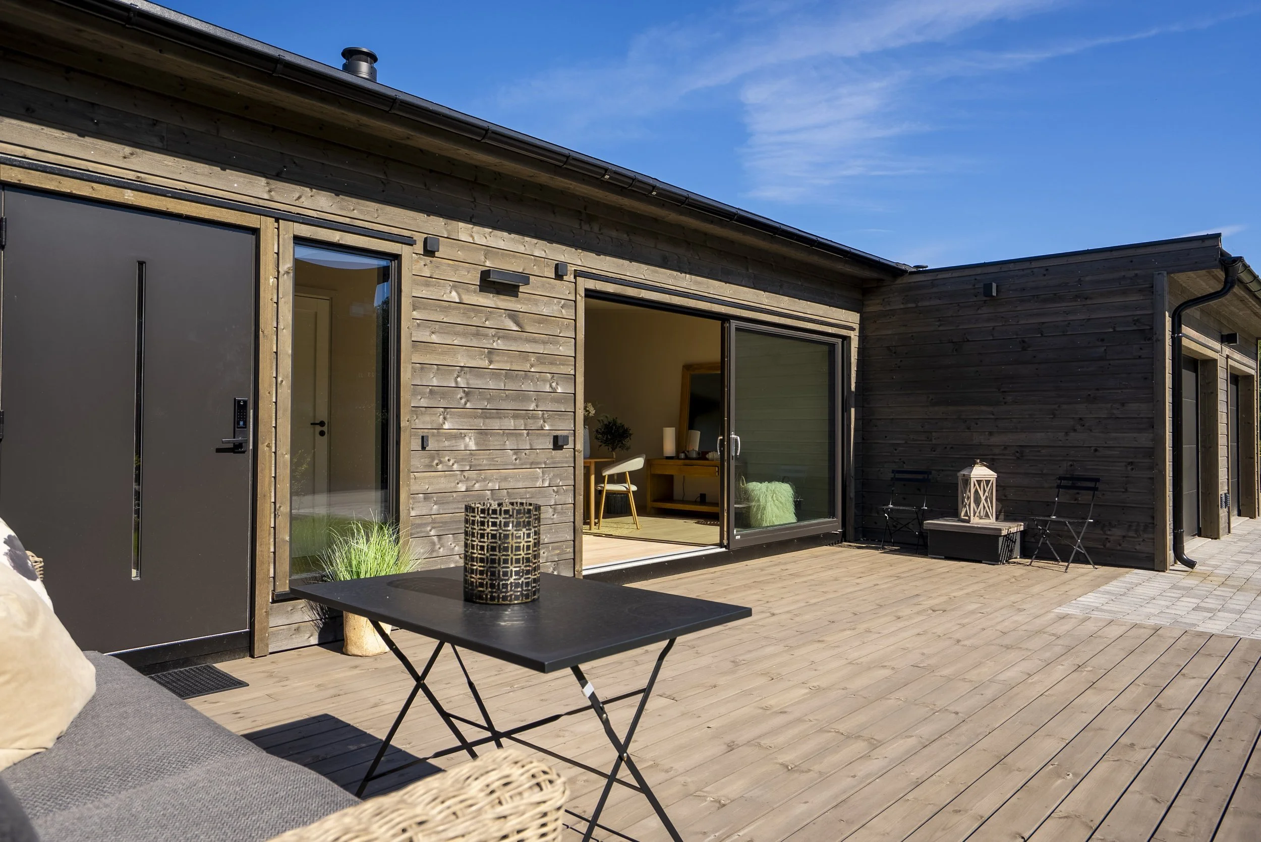 Vestvendt terrasse med herlig ettermiddag- og kveldssol.