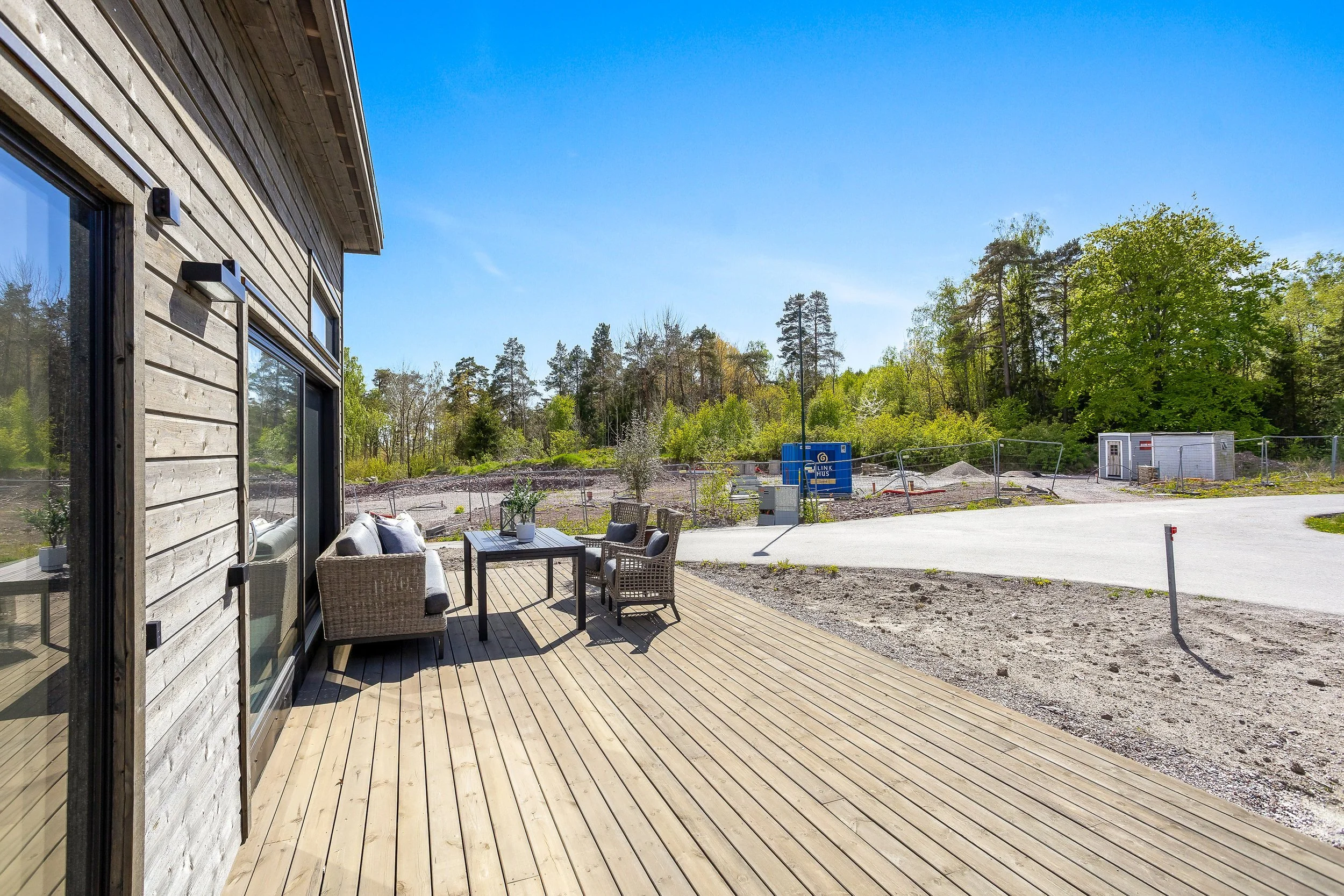 Uteplassen vender mot rolige, grønne omgivelser.