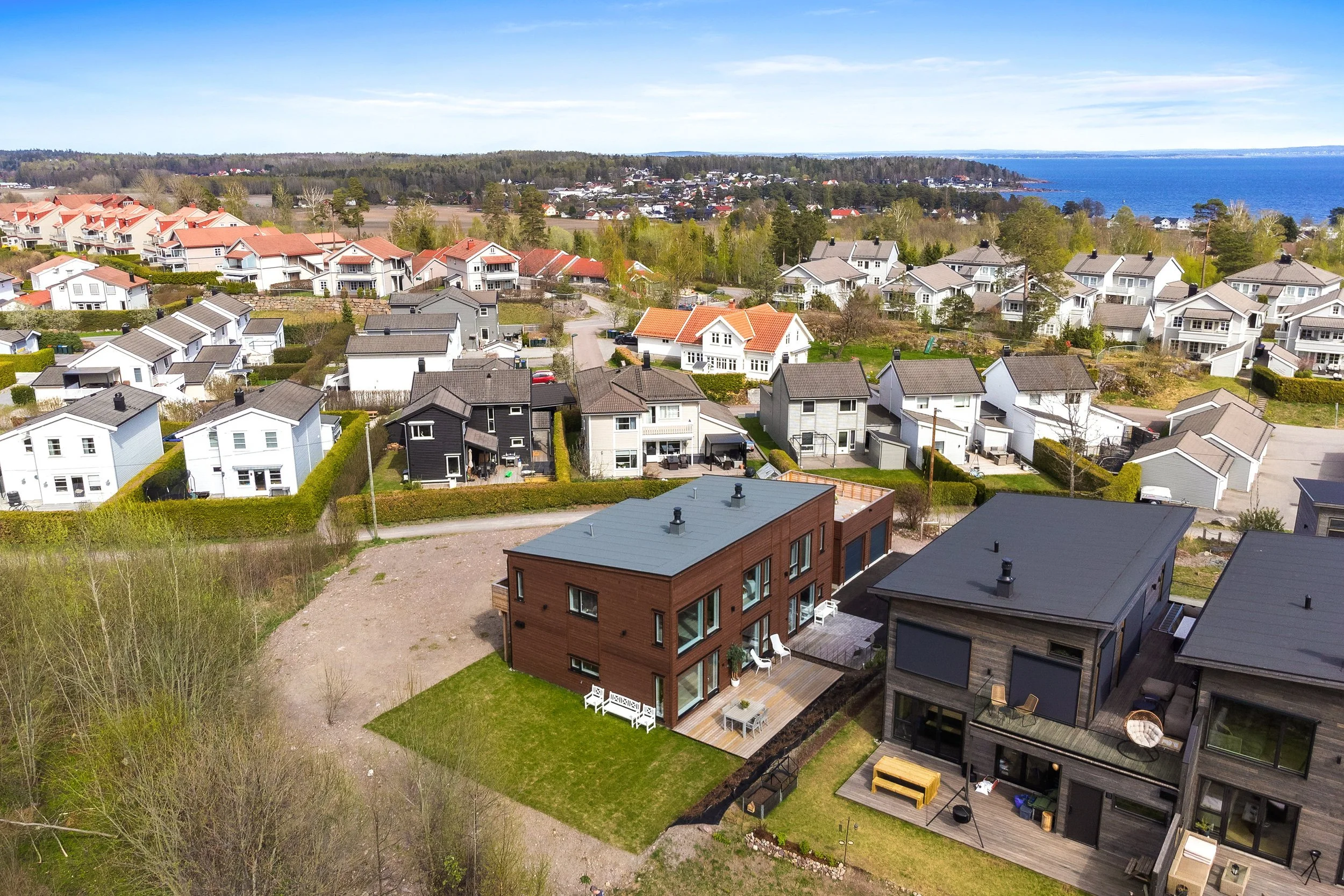 Beliggende i et nyetablert og barnevennlig boligområde på Ringshaug, med nærhet til både sjøen og marka.