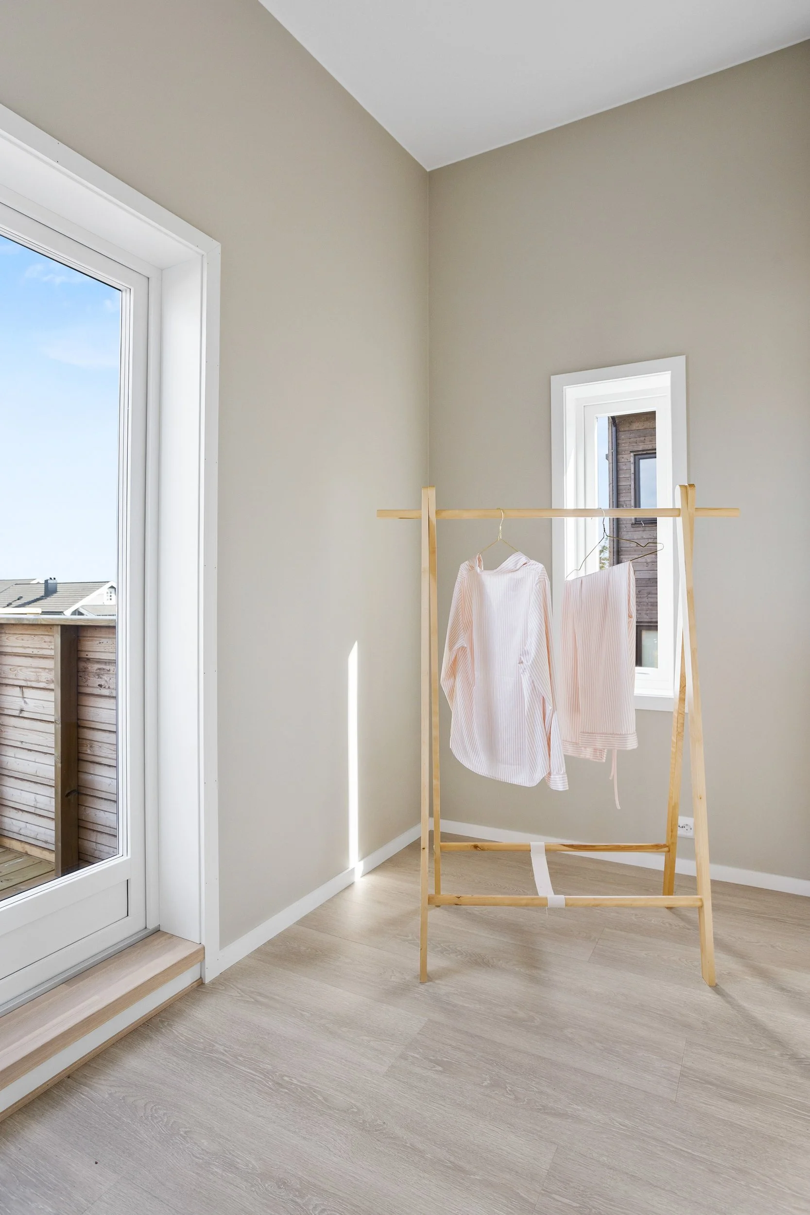 Et fleksibelt areal med direkte utgang til takterrassen, perfekt som en liten TV-stue, arbeidsplass eller walk-in closet.