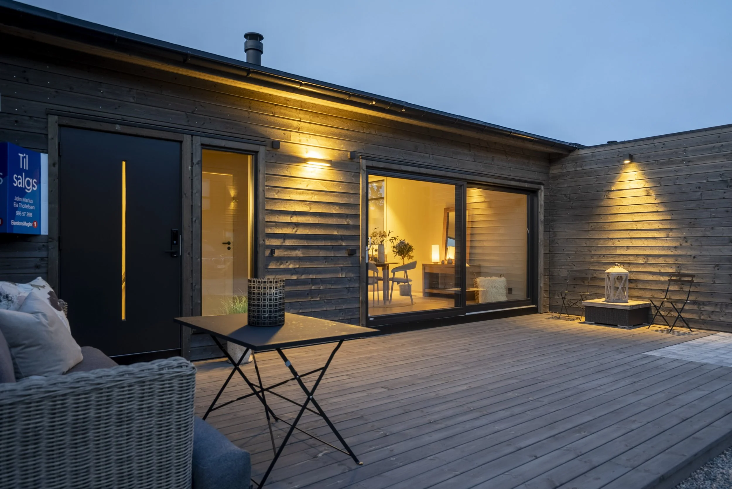 Vestvendt terrasse med herlig kveldssol og sommernetter.