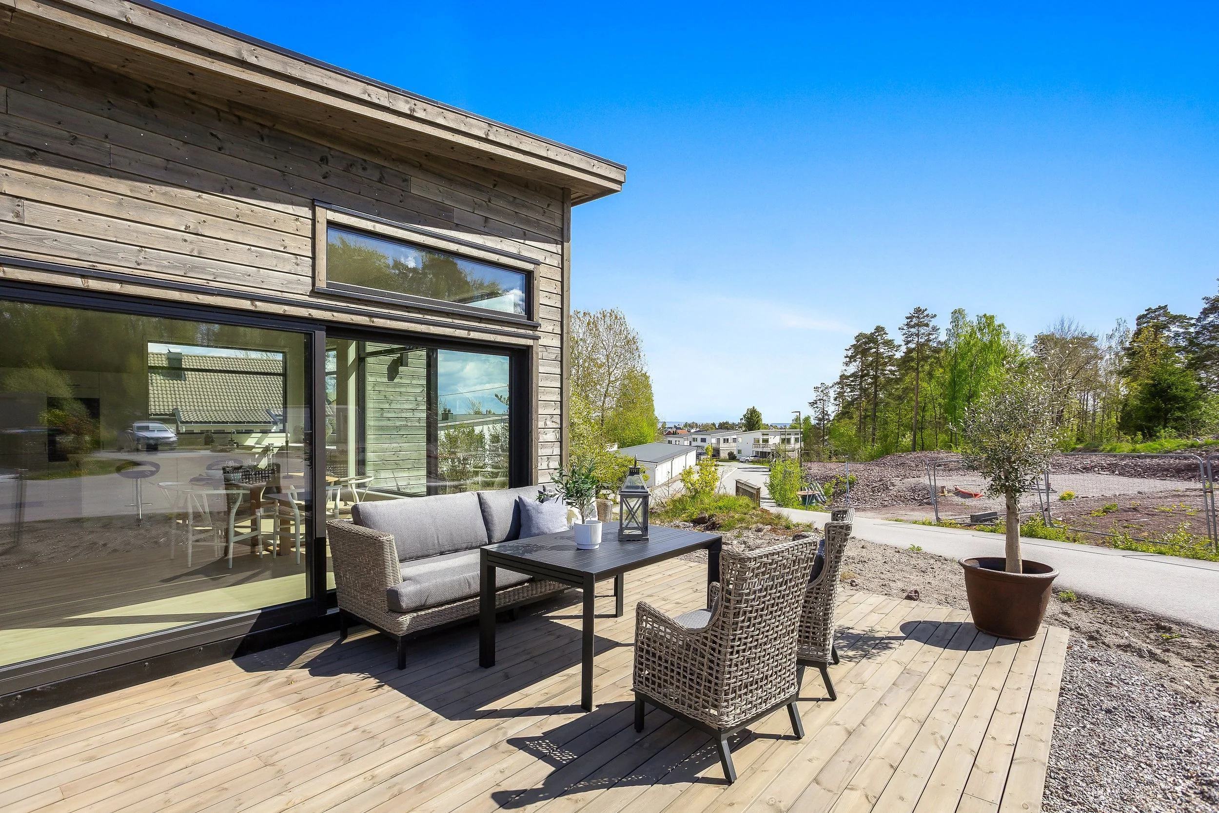 Terrassen utenfor stuen har god plass til sittegruppe og grill.