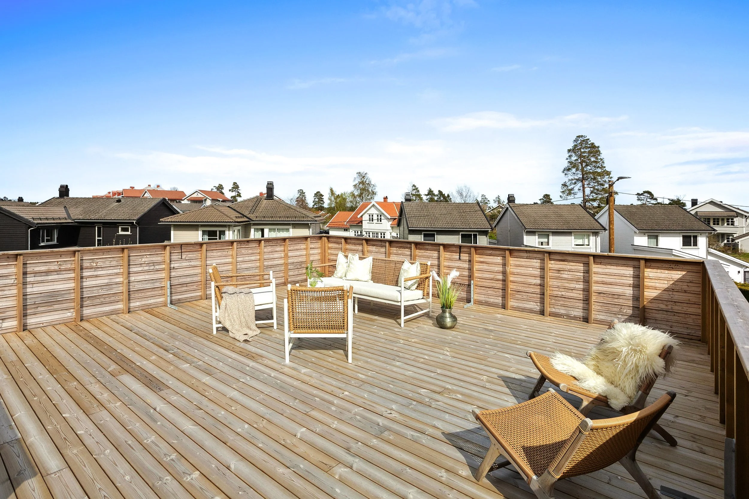 På 40 m2 takterrasse kan man nyte en åpen utsikt over nærområdet
